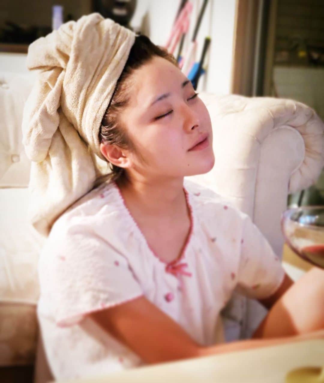 のインスタグラム：「. . . おやすみなさい⭐ 明日は休日💓 寝ます💤 . . . . . . #寝ます💤」