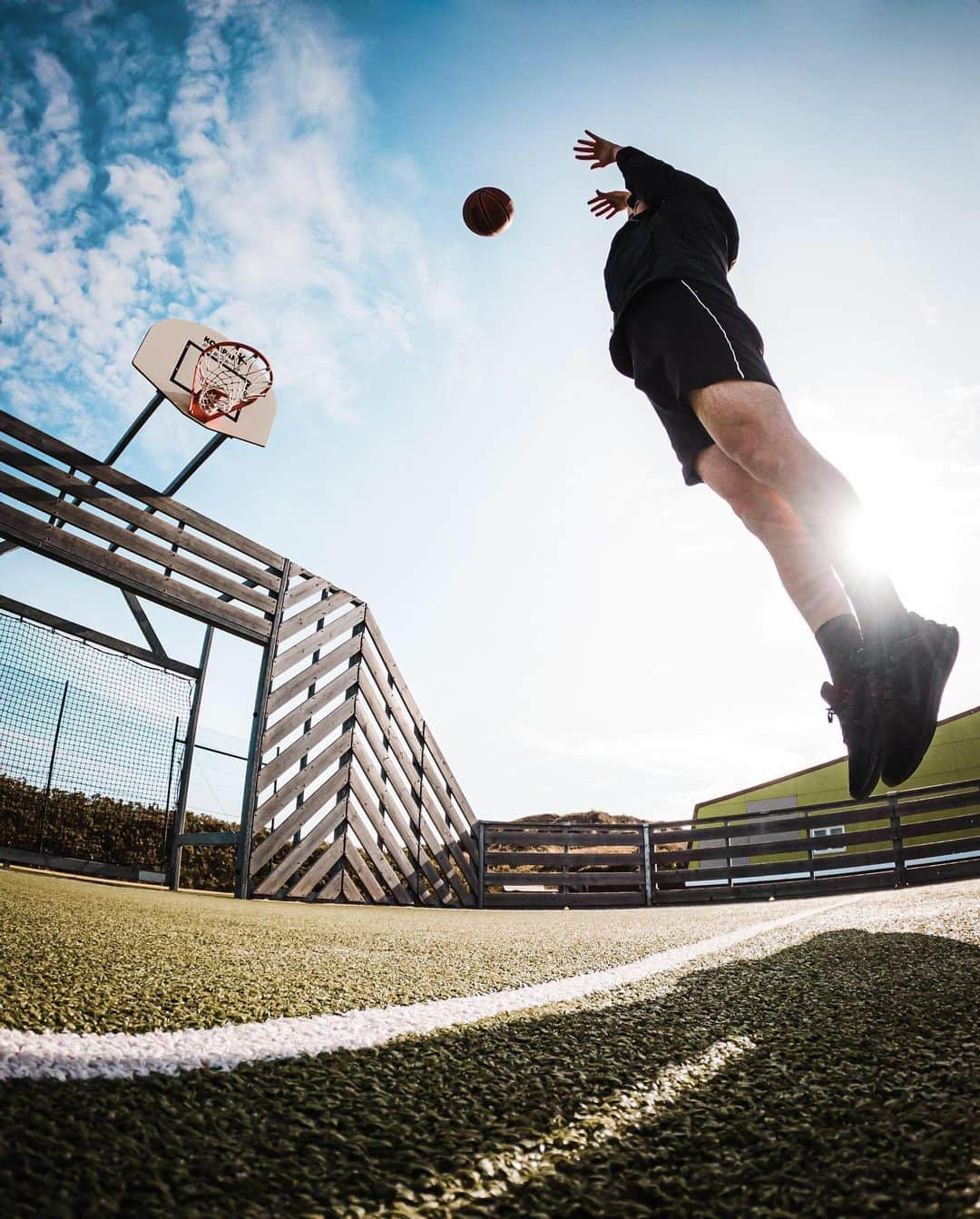 goproさんのインスタグラム写真 - (goproInstagram)「Photo of the Day: Practice makes perfect. Catch @theguyarts on the court getting his reps in 🏀 ⠀⠀⠀⠀⠀⠀⠀⠀⠀ 5 #GoProHERO8 Blacks + 5 El Cap hats are still up for grabs. 📷🧢 Show us how you #GoProLiveIt by submitting photos or videos to the challenge at GoPro.com/Awards. We are awarding the top 5 submissions each week with cash, product, or swag. 💰 ⠀⠀⠀⠀⠀⠀⠀⠀⠀ @GoProDE #GoProDE #Basketball #FreeThrow」6月20日 0時02分 - gopro