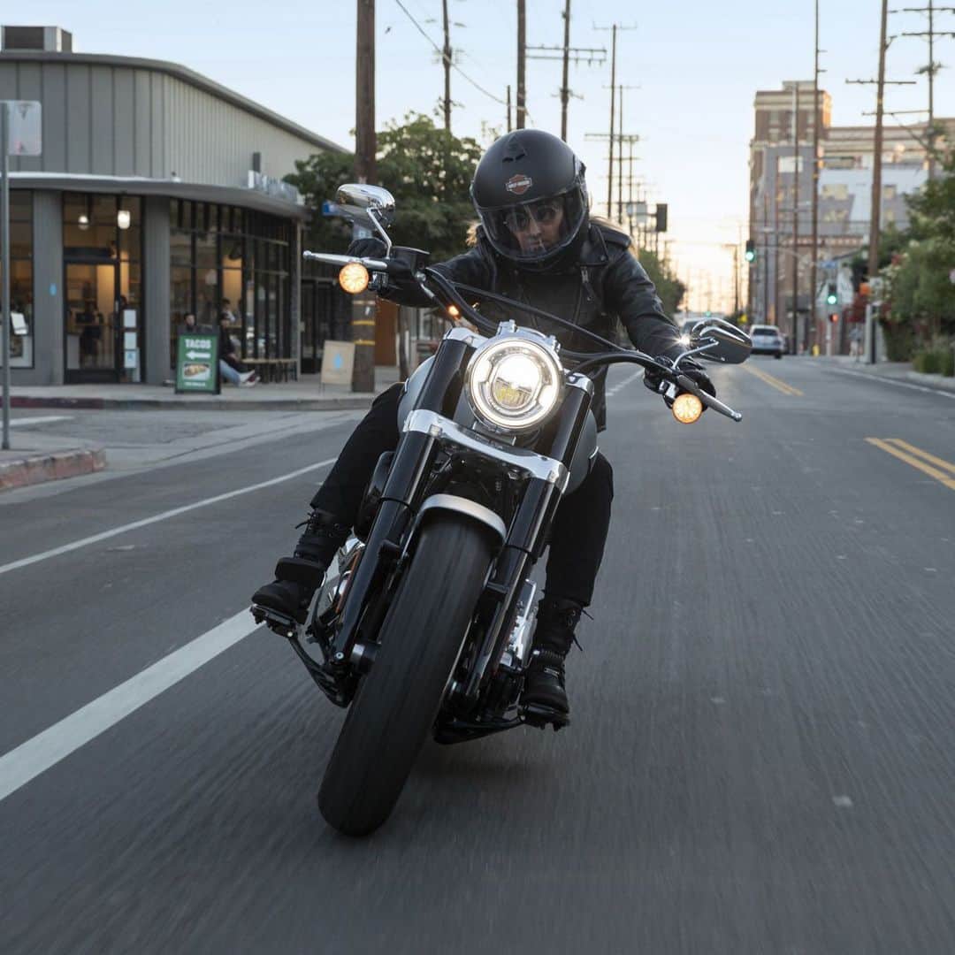 Harley-Davidson Japanさんのインスタグラム写真 - (Harley-Davidson JapanInstagram)「この街を遊び尽くせ。#ハーレー #harley #ハーレーダビッドソン #harleydavidson #バイク #bike #オートバイ #motorcycle #ソフテイルスリム #softailslim #flsl #ソフテイル #softail #ミルウォーキーエイト #milwaukeeeight #ライド #ride #アーバン #urban #2020 #自由 #freedom」6月20日 0時14分 - harleydavidsonjapan