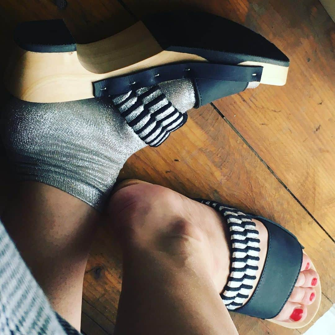 ロサモサさんのインスタグラム写真 - (ロサモサInstagram)「with or without good socks, both 💕 + #sandals #strapsandals #summersandals #woodsandals #silver #blackleather #metallic #metallicshoes #metallicsandals #rosamosa #vienna #avantgarde #sustainablefashion #style」6月20日 0時09分 - rosamosavienna