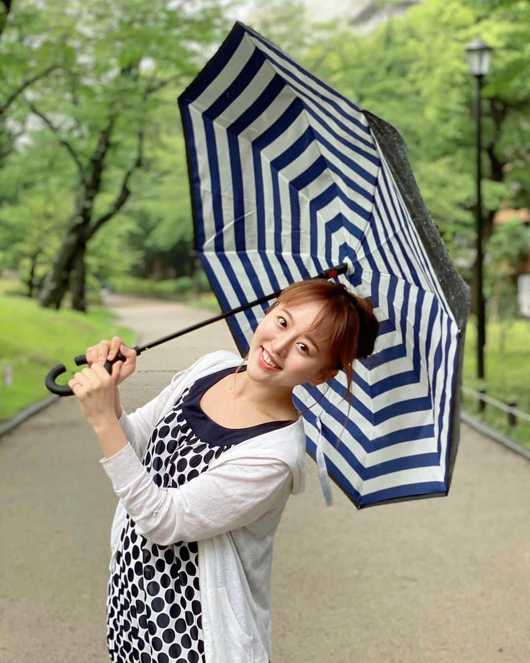 真衣ひなのさんのインスタグラム写真 - (真衣ひなのInstagram)「6月19日 ４年前も今日みたいに雨予報でした。 だけど天気にも祝福してもらって 本当に、幸せな日でした。 . 宝塚を飛び出したばかりの４年前 さりげない景色すべてが、 初めて見るもののように思えて カラフルな世界に迷い込んだみたいな そんな目まぐるしさがありました。 . 徐々に日常に溶け込みながら４年が経ち ４年という時間は、 私を変えた。周りを変えた。 それはたとえば、考え方や、ビジョン。 それはたとえば、人や、縁。 . ４年経っても変わらないものは これからもきっと変わらないのだと思う。 そんな変わらないものを大切にしながら 同時に、新しい出会いや縁にも期待して。 丁寧に、丁寧に。 ひとつ、ひとつ。 それが私の歩き方。 . 今、私はあの頃のように漠然とではなく たしかに今を生きている、って感じます。 私が強くなれるのは、いつも、 応援してくださる皆様の存在があるから。 ありがとうございます。心から。 今日からの未来も私と繋がっていて貰えたら 幸せに思います。 未来のあなたのすぐ近くに、 私が寄り添うことができたなら とても幸せに思います。 感謝とありっっったけの愛を込めて。 . 真衣ひなの . #真衣ひなの退団記念日を語るの巻 vol.4 #ひなの雑記」6月20日 0時10分 - hinano_mai