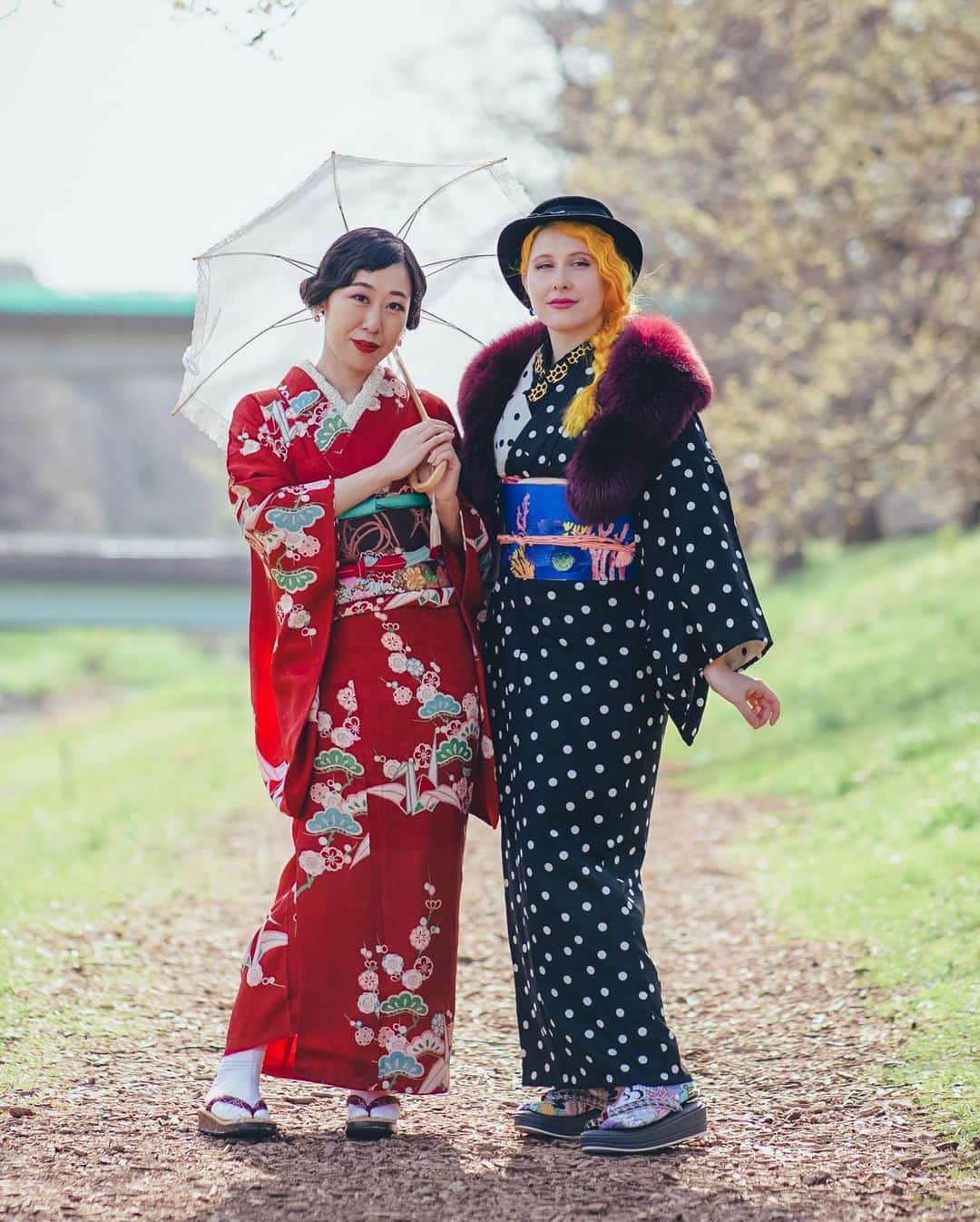 Anji SALZさんのインスタグラム写真 - (Anji SALZInstagram)「Happy Birthday to my dear friend and fellow kimono stylist @sato_kimono ❤️🎉❤️ I miss being silly, hanging out in retro cafes and soaking up kimono/art knowledge in museums with you!! お誕生日おめでとう🎂🎈 また着物きてワイワイしよう〜 🤪🙌🏻❤️ #mainichikimono」6月20日 0時10分 - salztokyo