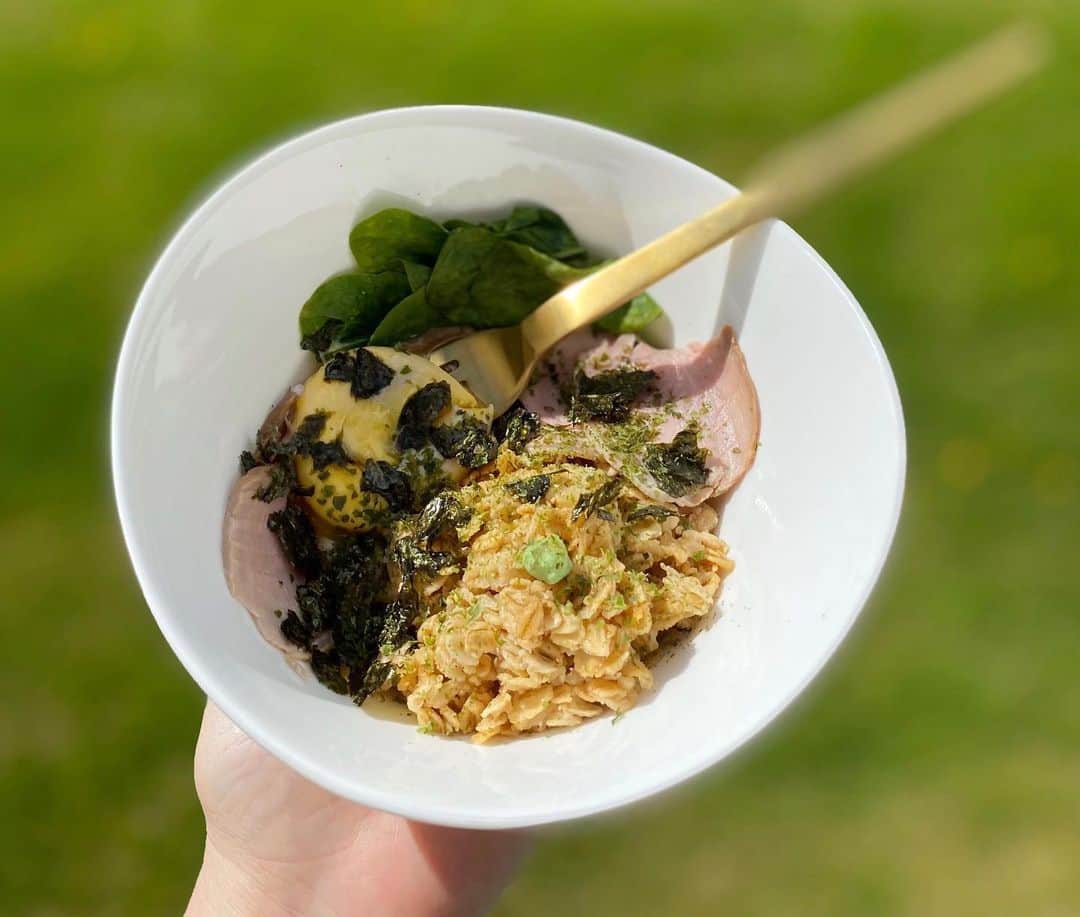 裕木奈江さんのインスタグラム写真 - (裕木奈江Instagram)「Oatmeal bowl🍲  オートミール丼🥣  オートミールとキノアはお米の代替品としてとても重宝。おいしいですし😋 特にオートミールは時間がかからず調理できるのでとても楽。好みの硬さに茹でて、今日はお醤油とごま油とわさびで和えました。  #oatmeal #breakfast #healthyfood」6月20日 0時17分 - nae_yuuki