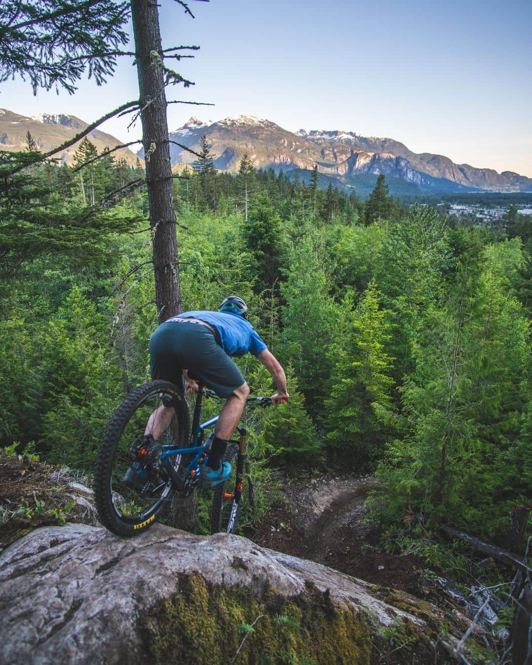 Shimanoさんのインスタグラム写真 - (ShimanoInstagram)「Dropping into the weekend with @dylanwolsky. 📍 Squamish, B.C. #ShimanoMTB #MakeYourMark」6月20日 0時19分 - rideshimano