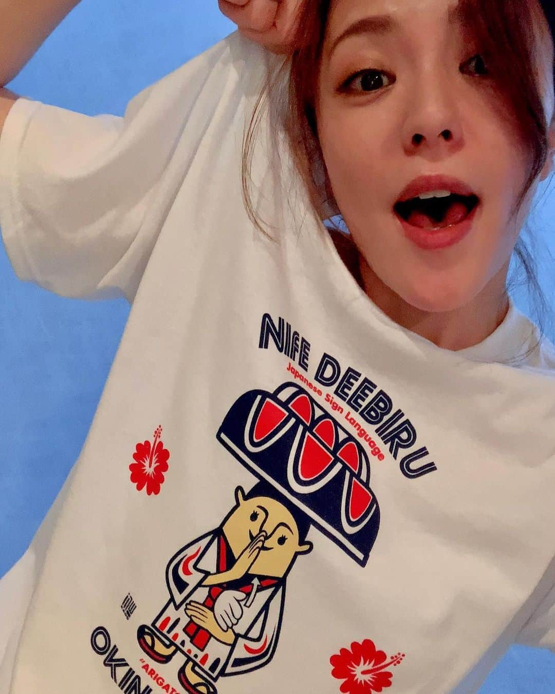 今井絵理子さんのインスタグラム写真 - (今井絵理子Instagram)「【沖縄、手話Tシャツ】  以前、部屋着のインスタをアップしたところ、「どこのTシャツですか？」と問い合わせがありました。  沖縄県北谷町にあるアメリカンビレッジ内のSHOP「OKINAWA MARKET(オキナワマーケット)」で販売している手話Tシャツです🤟  沖縄の方言「にふぇーでーびる」 (ありがとう)の手話をしているイラストがプリントされています。 イラストレーターは、コーダ(ろう者の両親をもつ聴者)の門秀彦さん。手話をモチーフにしたポップな作品が特徴的です。  沖縄県は手話言語条例を2016年3月28日に可決しました。  手話は言語。  多くの方に手話を知っていただき、手話の魅力が広がりますように！  #沖縄 #okinawa #北谷  #アメリカンビレッジ  @okinawa_market_depotisland  @kado_hide  #手話Tシャツ #今日は白バージョン #にふぇーでーびる #ありがとう #今井絵理子」6月20日 0時20分 - erikoimai0922