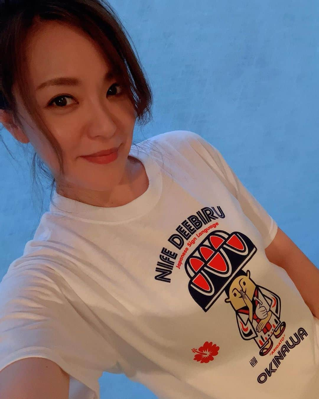 今井絵理子さんのインスタグラム写真 - (今井絵理子Instagram)「【沖縄、手話Tシャツ】  以前、部屋着のインスタをアップしたところ、「どこのTシャツですか？」と問い合わせがありました。  沖縄県北谷町にあるアメリカンビレッジ内のSHOP「OKINAWA MARKET(オキナワマーケット)」で販売している手話Tシャツです🤟  沖縄の方言「にふぇーでーびる」 (ありがとう)の手話をしているイラストがプリントされています。 イラストレーターは、コーダ(ろう者の両親をもつ聴者)の門秀彦さん。手話をモチーフにしたポップな作品が特徴的です。  沖縄県は手話言語条例を2016年3月28日に可決しました。  手話は言語。  多くの方に手話を知っていただき、手話の魅力が広がりますように！  #沖縄 #okinawa #北谷  #アメリカンビレッジ  @okinawa_market_depotisland  @kado_hide  #手話Tシャツ #今日は白バージョン #にふぇーでーびる #ありがとう #今井絵理子」6月20日 0時20分 - erikoimai0922