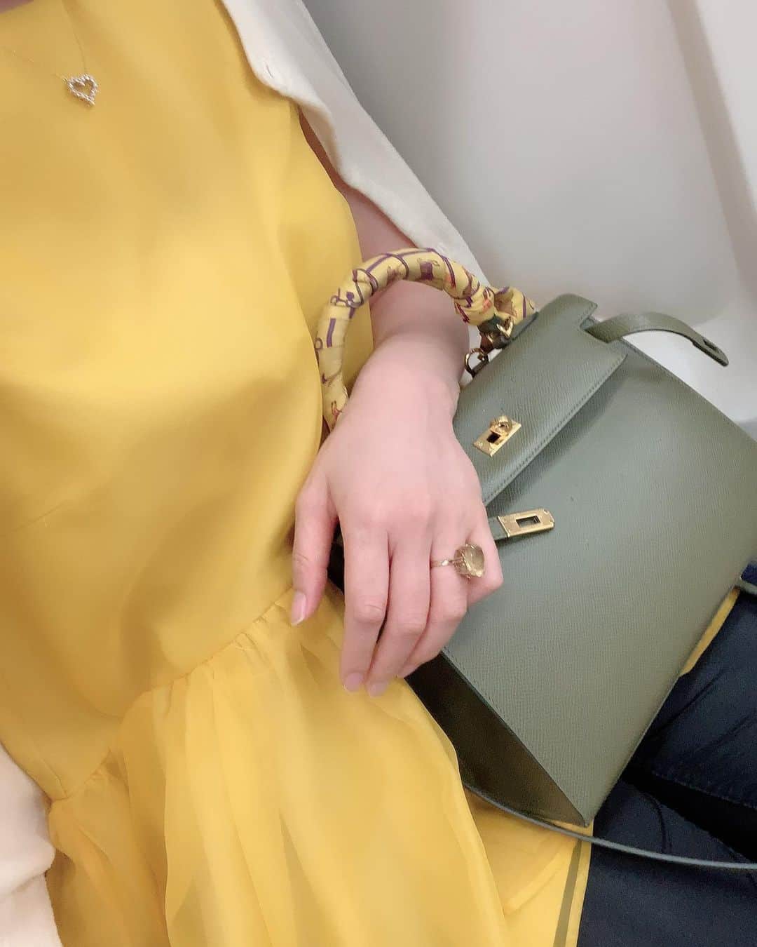 沢瀉美緒さんのインスタグラム写真 - (沢瀉美緒Instagram)「※ Today’s coordinate ✨ . #tops #tsurubymarikooikawa #ツルバイマリコオイカワ  #bag #hermes #エルメス #khaki #yellow #instagood #fashion #instafashion #ファッション」6月20日 0時30分 - mio_omodaka