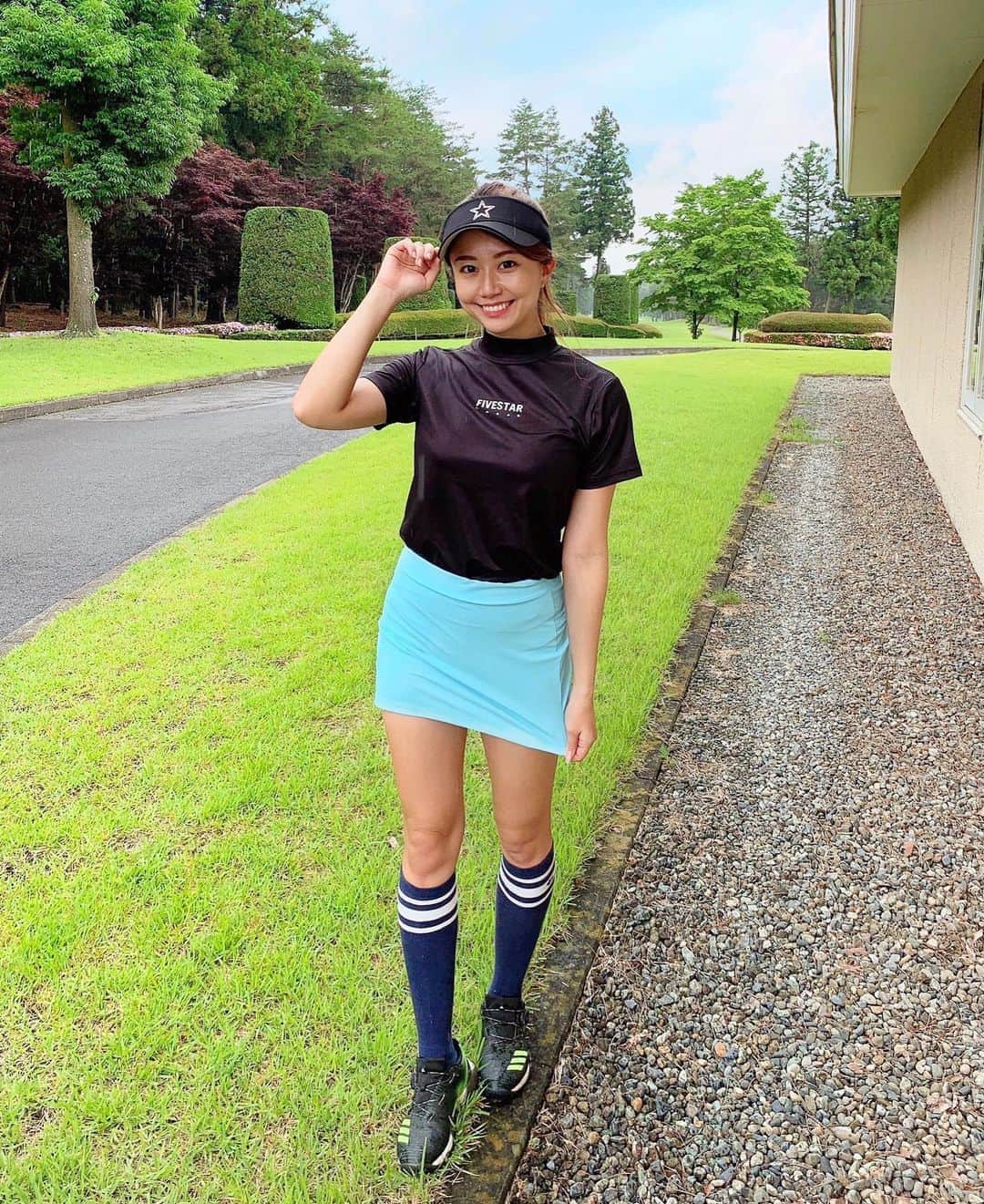 のインスタグラム：「こんにちは⭐️ . この前のラウンドのウェアです💕⛳️ . トップス: @5five_star5  スカート: @chucuchu_official  サンバイザー: @5five_star5  ソックス: @chucuchu_official  シューズ: @adidasgolf . 最近ティファニーブルーにハマってるから、スカート似たような色にしてみた😍 . 2枚目よくみると頭にティーが3本刺さってるよ🤣笑 .  #ゴルフ#ゴルフ女子#golf#golfgirl#golfswing#ゴルフスイング#sports#スポーツ#スポーツ女子#instagolf#골프#골프여자#스포츠#高尔夫球#高尔夫#ゴルフウェア#golfwear」