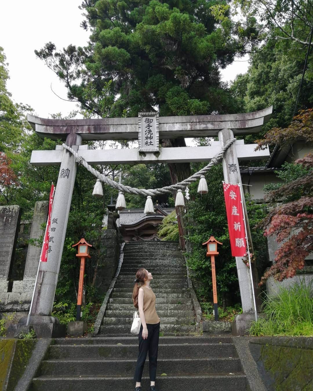 彦坂まなみさんのインスタグラム写真 - (彦坂まなみInstagram)「御手洗神社へ🌧️* 書き置きですが、御朱印頂きました🙏 梅雨の色み淡く染みた優しい色合いの御朱印💠💠 * * 雨は苦手だけど 雨×紫陽花は好き～～🐌 * * 御手洗神社では花手水が実施されていました💠写ってないけど風鈴もあって涼しい音色が響いていました🎐🎐🎐 * * 雨の日は汚れてもいい全身ユニクロコーデが🙆‍♀️🙆‍♀️* *  #御手洗神社 #花手水 #風鈴 #紫陽花 #御朱印 #gosyuin #御朱印ガール #大分県 #oita #oitagram #oitacameraclub #oitaprefecture #japan_of_insta #japantravel」6月20日 10時12分 - ma7am1