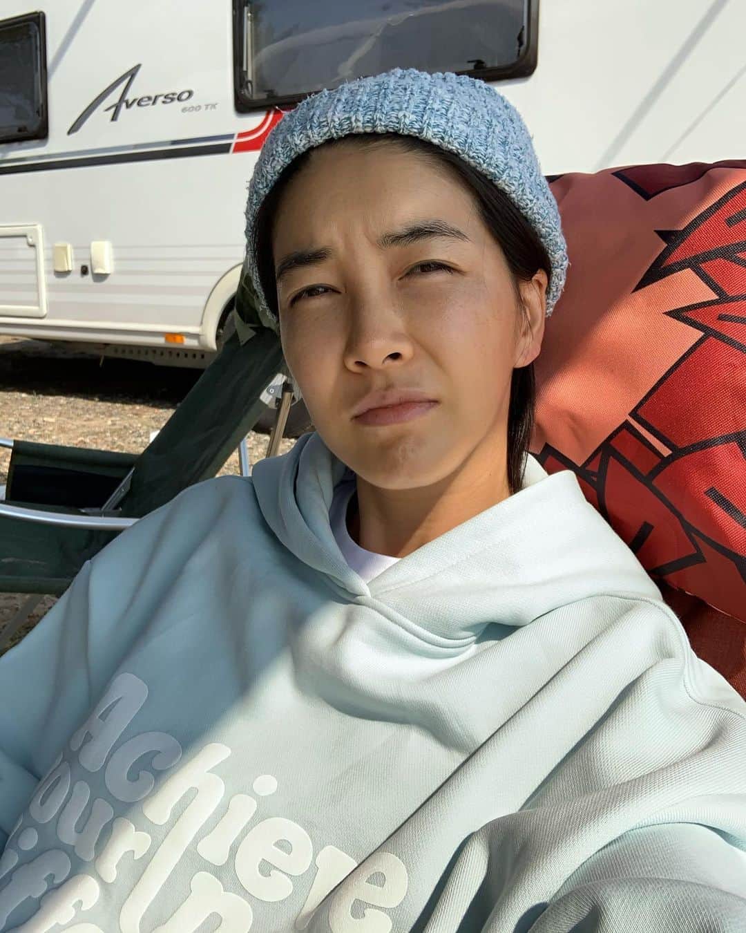 チン・ソヨンのインスタグラム：「눈이 안떠짐 #캠핑」