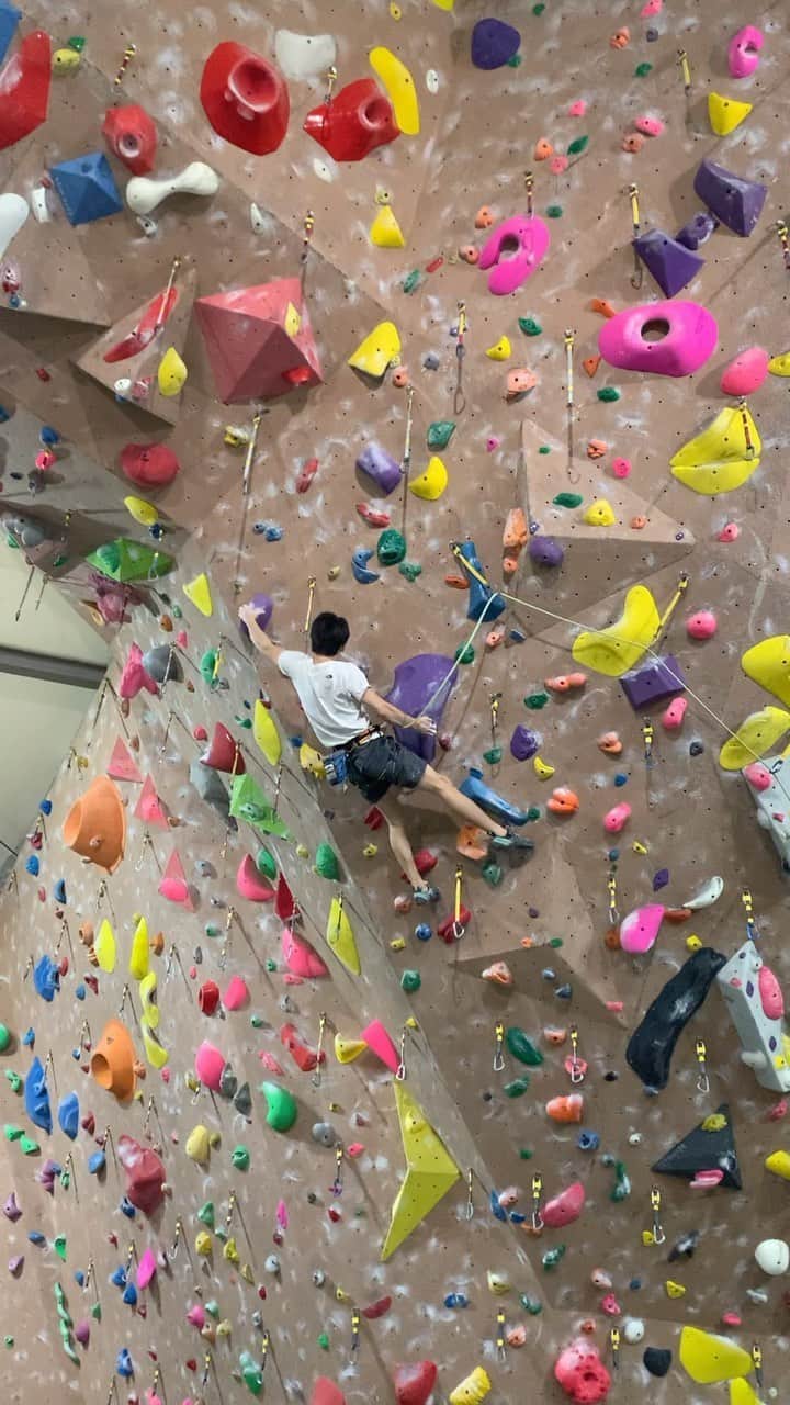 のインスタグラム：「ギリギリのトライ🔥 面白いルートたくさんあるのでぜひ❗️ @climbparkbasecamp  set by @sachiamma  @tokyopowder  @eyecandyworks  #緑風堂鍼灸院」
