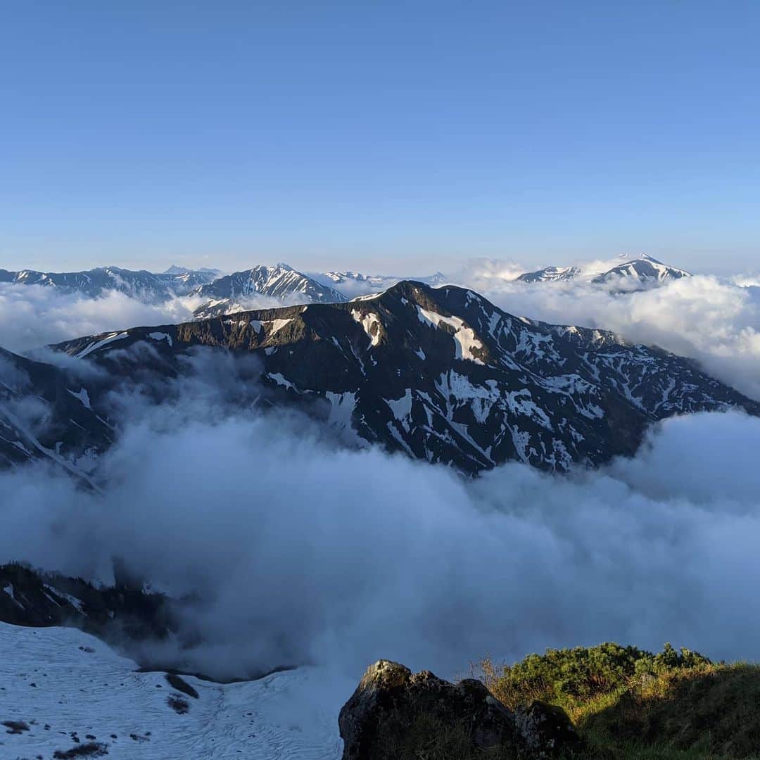 のインスタグラム：「３時に小雨の中出発したかいがありました🥰  #登山 #朝活 #立山 #槍ヶ岳 #国見岳 #thenorthface  #zuthones」