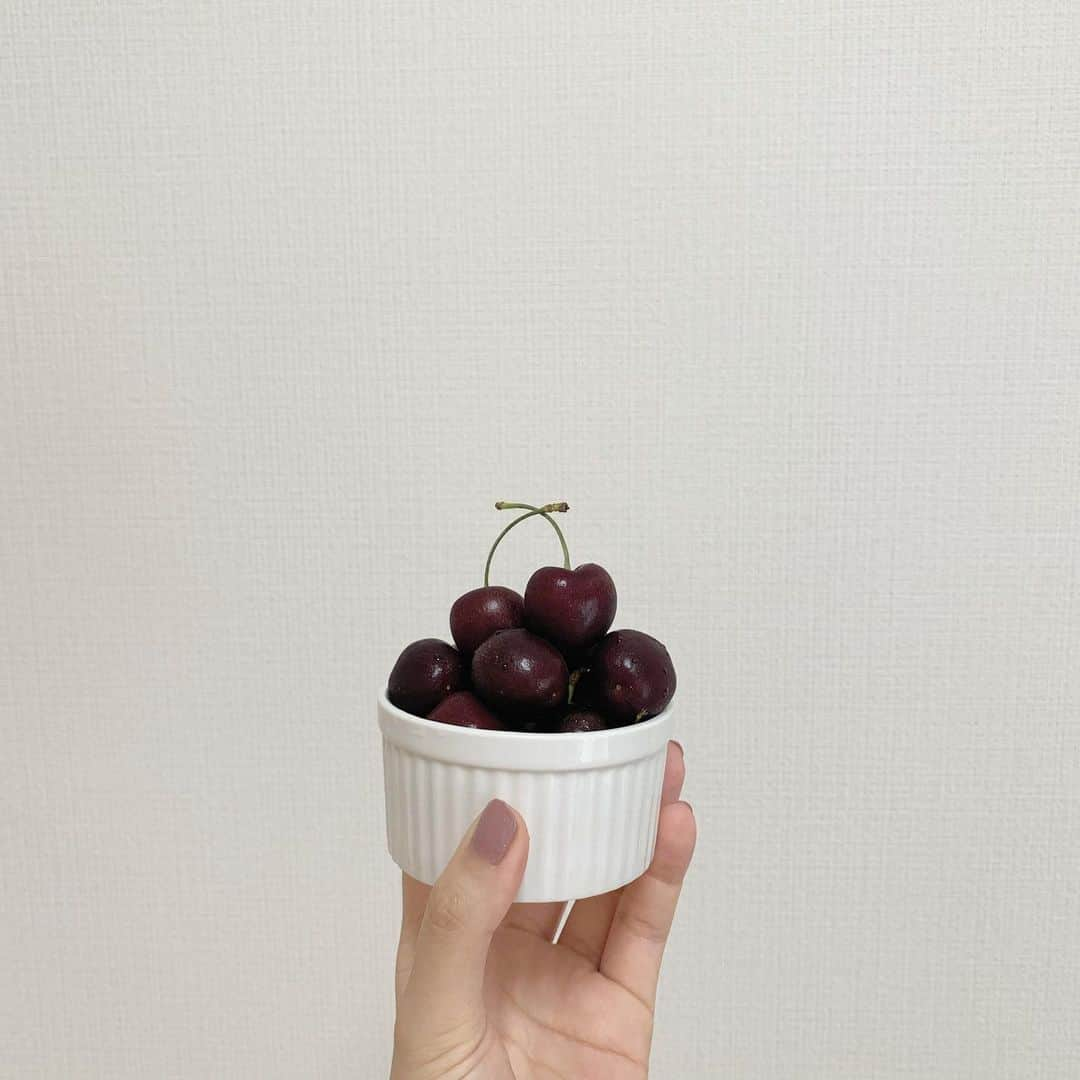 中瀬古ゆきなさんのインスタグラム写真 - (中瀬古ゆきなInstagram)「ハートのチェリーを発見🍒👀 ・ （ヒントは右上！！🥰） 大好きなアメリカンチェリーが スーパーに並び始めていた〜🧡 フルーツは朝ごはんにもなるし、 三時のおやつにもなる😌 旬のものは積極的に摂り入れて、 からだを元気いっぱいにします💪💕 ・ あ💡今夜はYouTube配信day❣️ 毎週水&土にアップしてます✨✨ コラボ企画で「UNIQLO」をやるので お楽しみに〜🙈 ・ #morning #fruits #🍒」6月20日 10時32分 - yuch1129