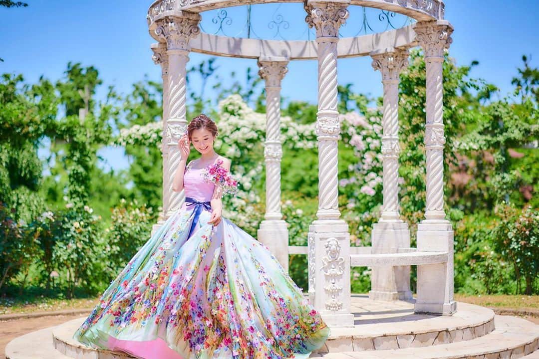 yumikatsuraのインスタグラム：「*﻿ フラワーモチーフのカラードレスで﻿ 誰もが見惚れるロマンティックな写真に✨﻿ ﻿ お袖のドレスフラワーや紺のリボンが﻿ メリハリをしっかりもたせます💐﻿ ﻿ 思わず踊り出したくなってしまうような﻿ ハッピーな1日を…♡﻿ ﻿ ﻿﻿﻿﻿ -------------------------﻿ たくさんの花嫁さまのご希望にお応えして、ユミカツラが手掛けるフォトプランが新登場✨﻿﻿﻿ ﻿﻿﻿ 国内・海外のスタジオやロケーションでの撮影プランをご用意。憧れのドレスで思い出に残る撮影をしたい！という花嫁さまの夢を叶えます♡﻿﻿﻿ おふたりの記念に特別感のある思い出を作りたい、プリンセスのような体験をしてみたい、最高にハッピーな1日を過ごしたい、そんな皆様のお手伝いをさせていただきます！﻿﻿ ﻿﻿ パッケージプランは20万円台〜、オーダーメイドサービスあり。 ﻿﻿﻿ マタニティフォトやアニバーサリーフォトの対応も可能。ウエディング撮影だけでなく、記念日や、お友達同士での撮影、ソロ撮影もご相談くださいませ。﻿﻿﻿ ﻿﻿﻿ 桂由美ブライダルハウス東京本店・大阪本店にて、お問い合わせ受付中です💍﻿﻿﻿ -------------------------﻿﻿﻿﻿﻿﻿﻿﻿﻿﻿﻿﻿﻿﻿ ﻿﻿﻿﻿﻿﻿﻿﻿﻿﻿ 花嫁さまの憧れ「ジューンブライド（June bride）」とは、古くからヨーロッパで「6月に結婚する花嫁は幸せになれる」とされる言い伝え。そんなジューンブライドにちなんで、6月はユミカツラより、プレ花嫁さまを応援する夢の詰まった特別企画を毎週お届けします💐﻿﻿﻿ 公式HP&インスタをチェックしてね！﻿﻿﻿﻿﻿﻿﻿﻿﻿﻿ ﻿﻿﻿ 6/22はスペシャルな企画を発表予定…♡﻿﻿﻿ ぜひお楽しみに✨﻿﻿﻿ ﻿﻿﻿﻿﻿﻿﻿﻿﻿﻿ -------------------------﻿﻿﻿﻿﻿﻿﻿﻿﻿﻿ ﻿﻿﻿﻿﻿﻿﻿﻿﻿﻿ .﻿﻿﻿﻿﻿﻿﻿﻿﻿﻿﻿﻿﻿﻿ .﻿﻿﻿﻿﻿﻿﻿﻿﻿﻿﻿﻿﻿﻿ .﻿﻿﻿﻿﻿﻿﻿﻿﻿﻿﻿﻿﻿﻿ @yumikatsurajapan﻿﻿﻿ Photo @bananamonkeypictures﻿﻿﻿ Hair&Make @hm_yuka﻿﻿﻿ Model @yukikaneshiro﻿﻿﻿ Location @keiseirosegarden﻿﻿ #ウエディングドレス #ウエディングドレス選び #前撮り #前撮りドレス #ロケーションフォト #ロケーションフォトウェディング #ロケフォト #ガーデンウエディング #プレ花嫁準備 #プレ花嫁2020 #フォトウエディング #フォトウエディングドレス #ロングトレーン #運命のドレス #ウエディングドレス試着 #ウエディングフォト #桂由美 #桂由美ドレス #yumibrides #yumikatsura #プリンセスドレス #プレ花嫁応援 #オーダードレス #オーダードレスショップ #おしゃれ花嫁 #後撮り#後撮りドレス #カラードレス前撮り #カラードレス #カラードレス試着」