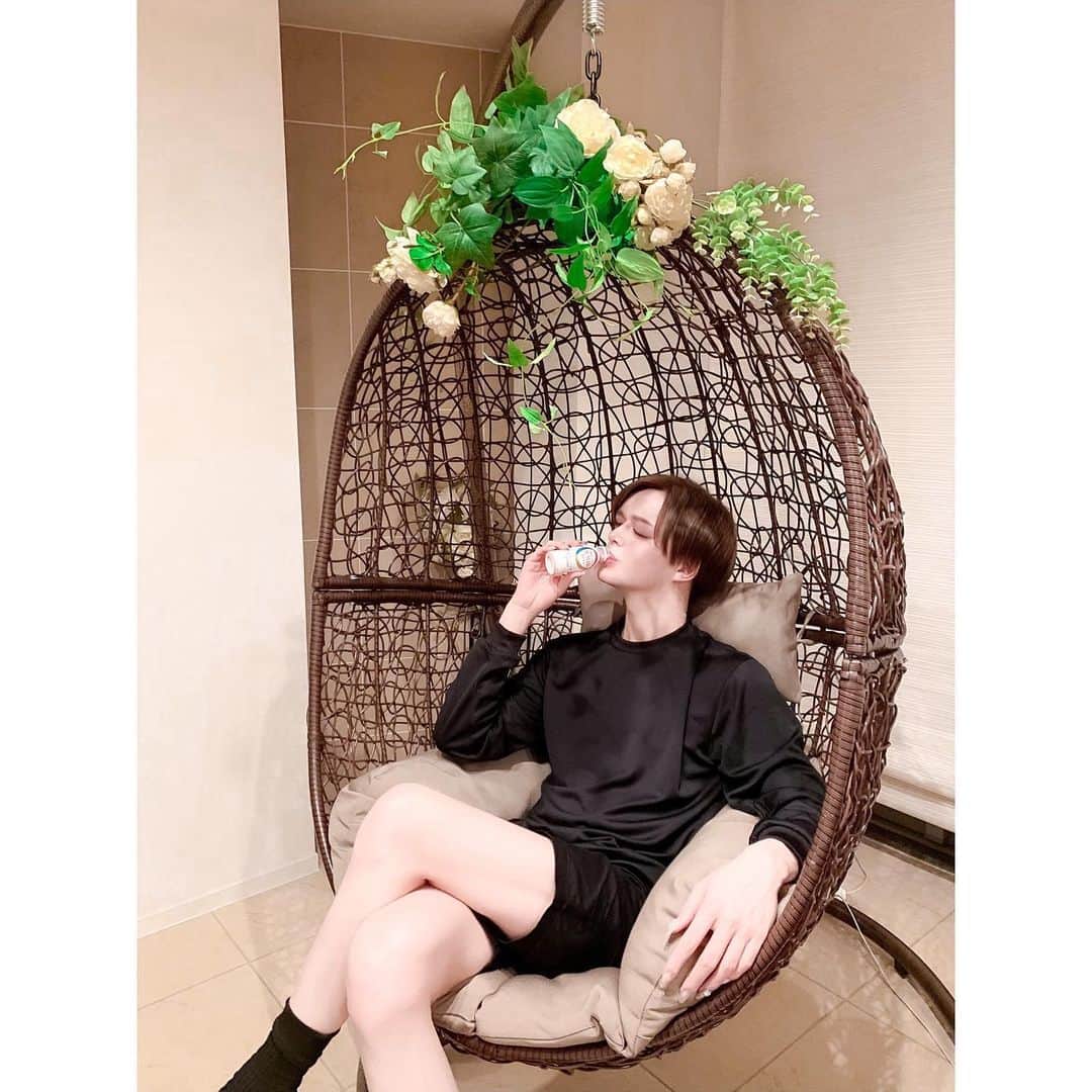 Matt（マット）さんのインスタグラム写真 - (Matt（マット）Instagram)「・ 椅子がちょっとバージョンアップ♥️ そして紫外線対策に #素肌のミカタ❤︎ 今日も一日がんばろ⭐️⭐️⭐️」6月20日 10時44分 - mattkuwata_official2018