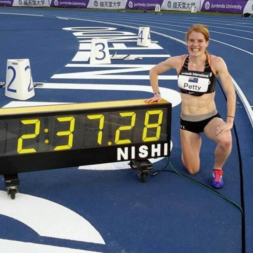 アンジェラ・ペティさんのインスタグラム写真 - (アンジェラ・ペティInstagram)「Clearly remember the day I broke the New Zealand 1000m record at a small University in Izai, not far from Tokyo in Japan 🇯🇵 . The previous NZ record was 2:38 and I hadn't run a 1000m race before as most races are 800m or 1500m. 🏃‍♀️🏃‍♀️ . My coach Maria and I decided to try and go through in around 62 (through 400m) and 2.04 (through 800m). I was on target for the first 400m but only went through 800m in around 2.07 so got a bit of a shock and sped up as much as I could, pushing with everything I had to the finishing line! . I was over the moon to break the New Zealand record a day before my 24th birthday! . This race was 1.5 months after the World University Games in South Korea where I won the gold in the 800m in 1.59.06, and 12 days before I came 4th in the semi final at the World Champs in Beijing in 1.59.53. . I have such amazing memories of this trip in Japan with the New Zealand team, basing in Saga. The locals were soooo welcoming and I will always remember walking into the training stadium where they had put New Zealand flags the whole way around. The put on banquets for us and made us feel so special! . I also ran a 1000m time trial before the Olympics in 2016, where @eric_speakman paced me to a 2:36 on the track in Manheim. This one was a lot more even, running 62 second laps the whole way, but was not an official race. . If you like running I encourage you to see what you can do over 1000m for this @athleticsnz virtual challenge. It doesn't matter how fast you go, but that you try and improve your own time. Maybe do a 1k time trial this week and then again in 1 month and see the improvement!  #allglorytoGod #1000m #800m #running」6月20日 10時54分 - angie_run800m