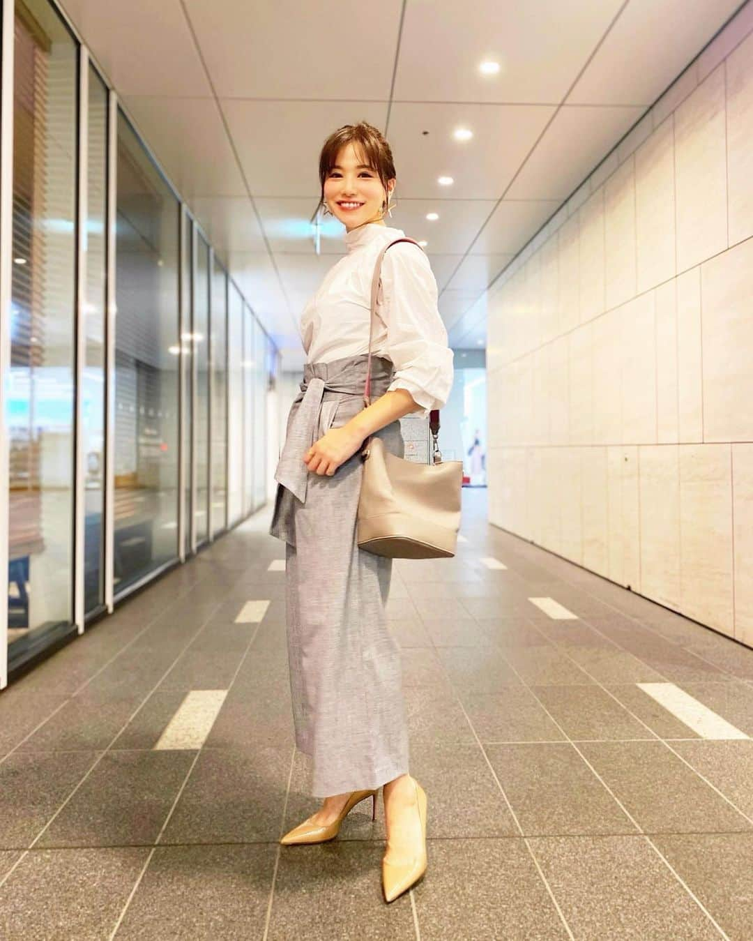 石井里奈さんのインスタグラム写真 - (石井里奈Instagram)「おはよん☀️ . 今日は雨の日の通勤コーデ👗💕 . 雨だとやっぱり少し寒いので長袖のブラウスが重宝します💕 . setup... @spicaglow  shoes... @prada  bag... @soglia_official . プチプラのセットアップに上品な小物で高見えコーデ🙆‍♀️❤️ ソグリアのバッグは沢山収納できるし、バイカラーでベージュ×ピンクなのがすごくかわいい🥰 . 梅雨は巻くんだけど、最終的に湿気に負けてポニーテールになりがち😛😛笑 . 今日から撮影です🙆‍♀️素敵な写真撮って早くインスタ載せたい🥰笑 . 今日も素敵な一日を❤️ . #りなまるコーデ #通勤コーデ #セットアップ #プチプラ #プチプラコーデ #韓国ファッション #ポニーテール #オフィスコーデ #オフィスカジュアル #バッグ #通勤バッグ #白ブラウス #パンツコーデ #梅雨コーデ #コーディネート #gm #おはよう #goodmorning #モーニング #朝活 #通勤 #workout #olコーデ #morning #オルチャンファッション #オルチャンメイク #prada #プラダ #ソグリア #soglia」6月20日 10時57分 - ri7tin1025