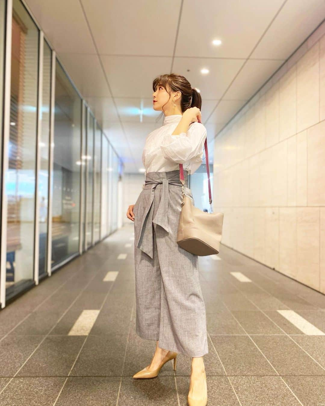 石井里奈さんのインスタグラム写真 - (石井里奈Instagram)「おはよん☀️ . 今日は雨の日の通勤コーデ👗💕 . 雨だとやっぱり少し寒いので長袖のブラウスが重宝します💕 . setup... @spicaglow  shoes... @prada  bag... @soglia_official . プチプラのセットアップに上品な小物で高見えコーデ🙆‍♀️❤️ ソグリアのバッグは沢山収納できるし、バイカラーでベージュ×ピンクなのがすごくかわいい🥰 . 梅雨は巻くんだけど、最終的に湿気に負けてポニーテールになりがち😛😛笑 . 今日から撮影です🙆‍♀️素敵な写真撮って早くインスタ載せたい🥰笑 . 今日も素敵な一日を❤️ . #りなまるコーデ #通勤コーデ #セットアップ #プチプラ #プチプラコーデ #韓国ファッション #ポニーテール #オフィスコーデ #オフィスカジュアル #バッグ #通勤バッグ #白ブラウス #パンツコーデ #梅雨コーデ #コーディネート #gm #おはよう #goodmorning #モーニング #朝活 #通勤 #workout #olコーデ #morning #オルチャンファッション #オルチャンメイク #prada #プラダ #ソグリア #soglia」6月20日 10時57分 - ri7tin1025