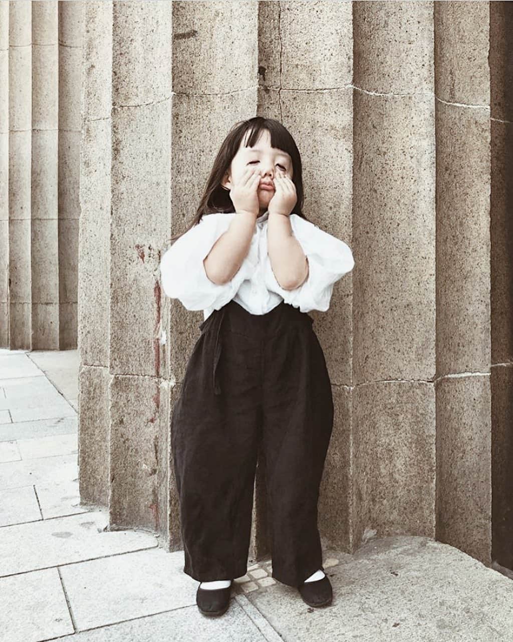 Yuiのインスタグラム：「. 愛しのもちもち餅子さま 兄さまから引き継いでくれた吊りズボン ローウエストでサラッとでも、 ハイウエストで大きめにでも。 いろんなシルエットで楽しめ男女兼用なので きょうだいでのシェアも多く☺︎ 引き継いで永く愛用して頂けるのは 本当にうれしいことです。 . photo by @qunalia ♡ .」