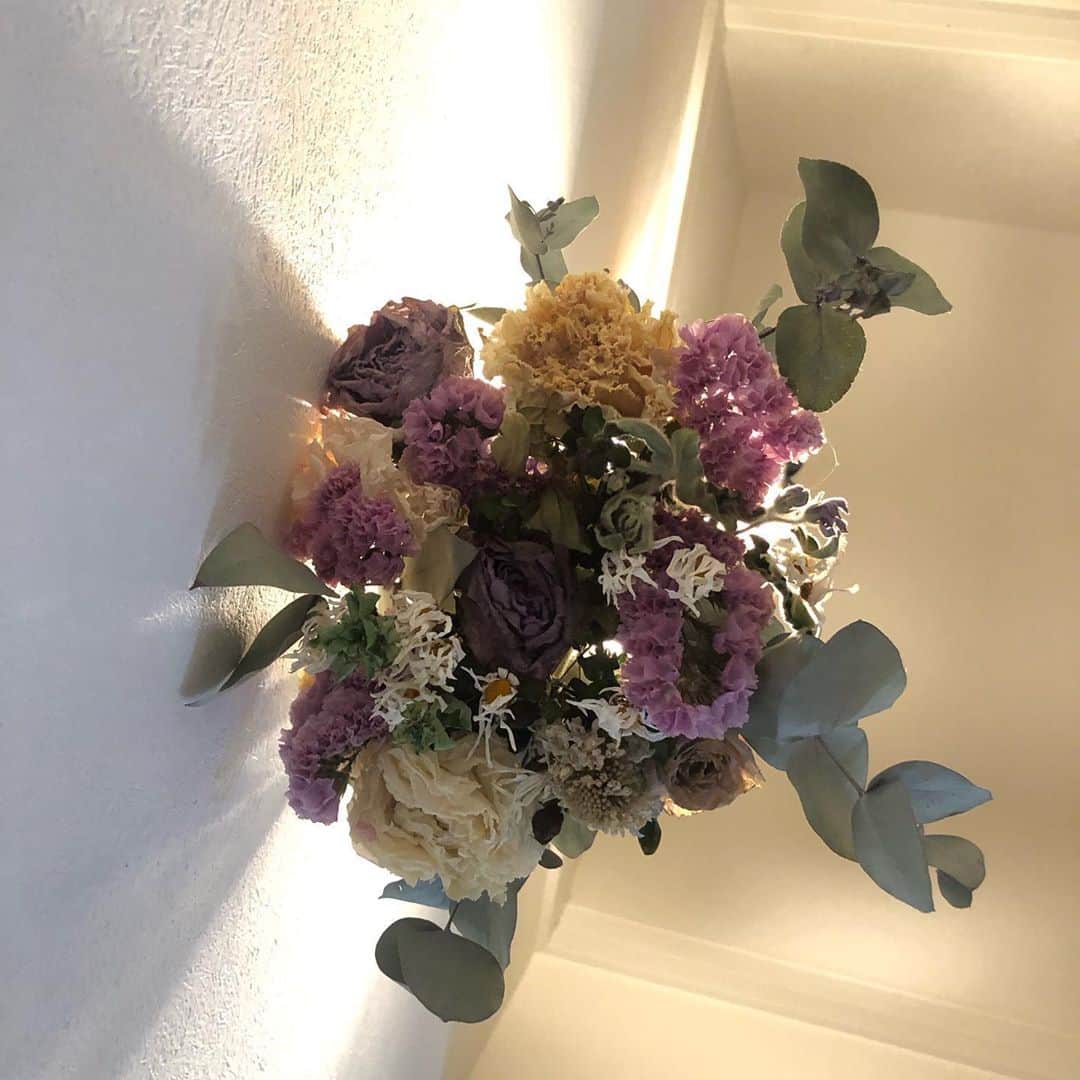 岡本夏美さんのインスタグラム写真 - (岡本夏美Instagram)「CHANELさんから 頂いた花束。 綺麗なドライフラワーになりました。 嬉しいっ」6月20日 11時09分 - okamoto_natsumi