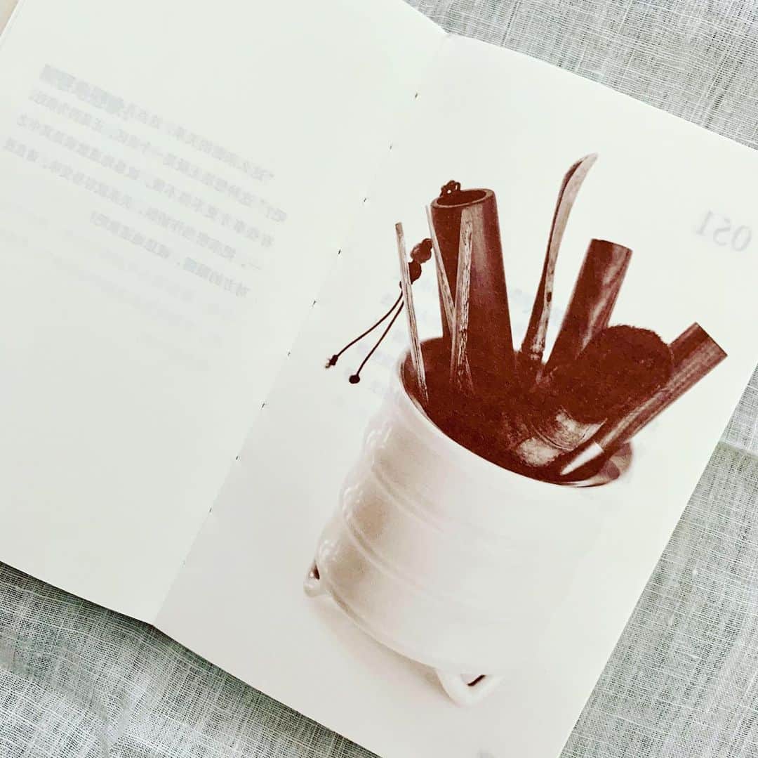 松浦弥太郎さんのインスタグラム写真 - (松浦弥太郎Instagram)「「孤独を生きる言葉」河出書房新社。中国語版が刊行されました。装丁がとても凝っていて美しい。最近は中国での広がりが著しく、とても嬉しいです。#松浦弥太郎 #くらしのきほん #孤独を生きる言葉」6月20日 11時18分 - yatarom