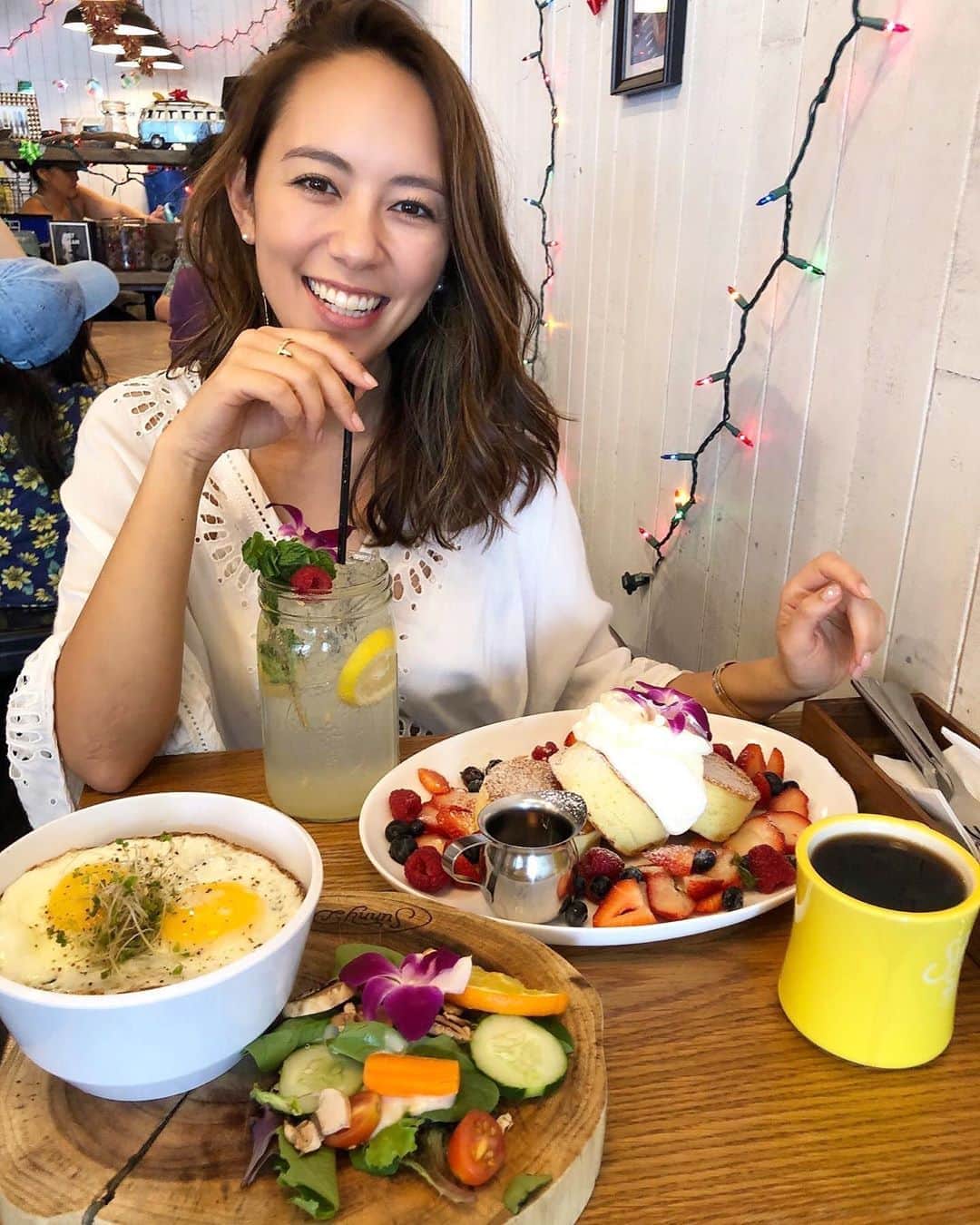 鮎河ナオミのインスタグラム：「@hawaii_tv_official 🌺 ハワイのグルメストリートとも呼ばれているモンサラット通りをご紹介！ お洒落なカフェやレストラン、お土産など、色々あってとってと楽しい通りです🤗 . . . . . #hawaii #hawaiistagram #hawaiifoodie #monsarrat #youtube #ハワイ #モンサラット」