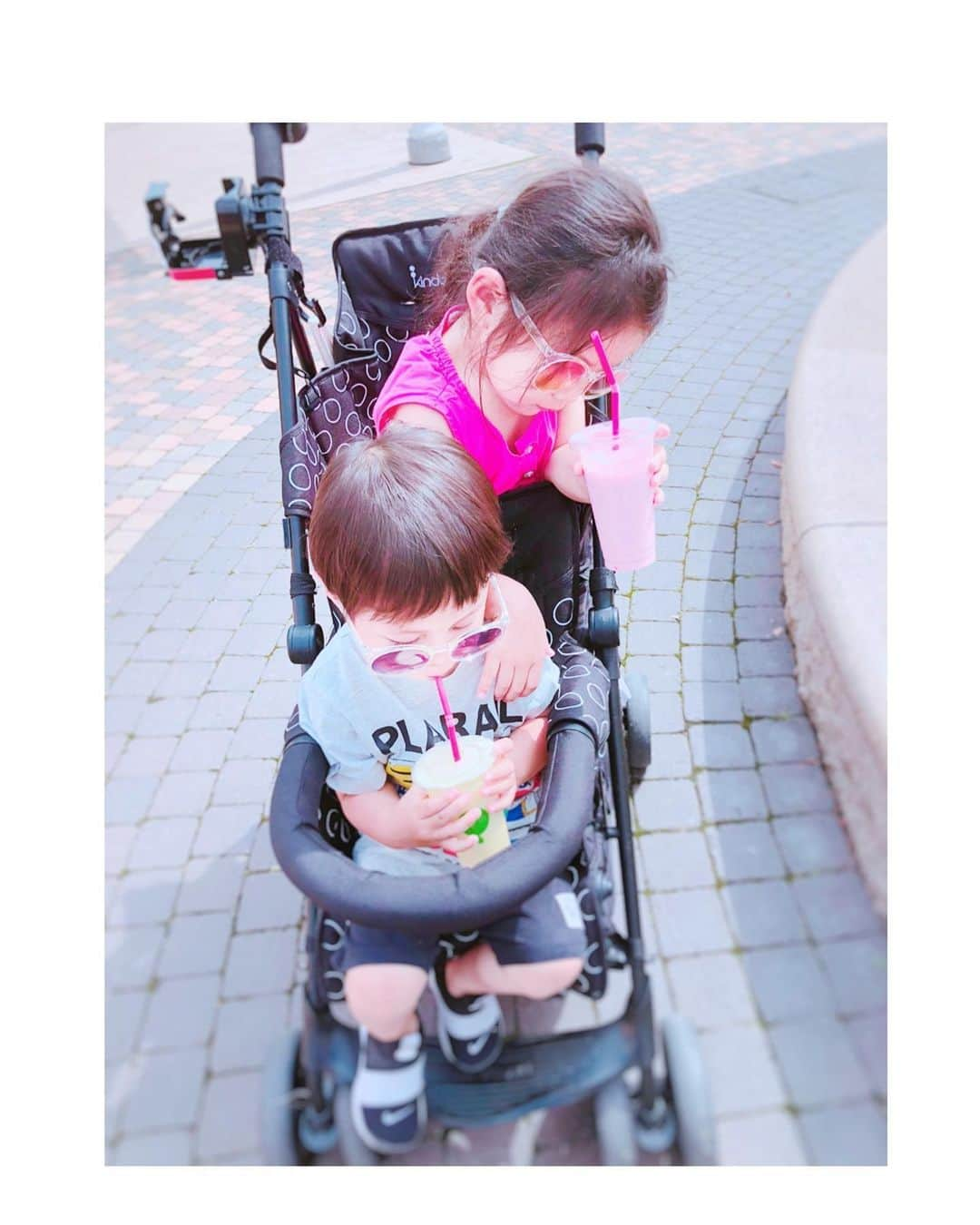 歩日さんのインスタグラム写真 - (歩日Instagram)「. 週末のお２人さん👶🏻👧🏻💕 娘が幼稚園に行き始めて一緒に過ごせる時間も 少なくなってきてるからこういう時間も大切にしたい🌈 #娘#息子#姉弟#４歳#2歳#子供#休日#２人育児 #ママ#2人乗りベビーカー#ベビーカー#日本育児」6月20日 11時15分 - aruka0823