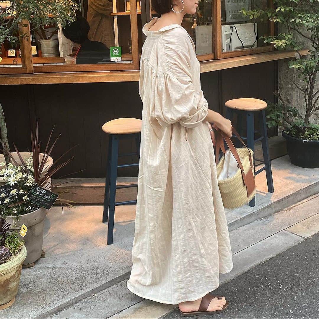 美生のインスタグラム：「Day 4.﻿ ﻿ 連日 ﻿@donobanweb で繋がった たくさんの方々に﻿お会いできて﻿ 本当に嬉しかったし 楽しかった♡﻿ ﻿ ﻿ お色違いで買うほど﻿ めちゃめちゃお気に入りのワンピ♡﻿ ﻿ ベージュの絶妙なストライプも﻿ めちゃ可愛い♡♡﻿ 柔らかく軽いお素材なので﻿ 夏も期待です♡﻿ ﻿ ﻿」