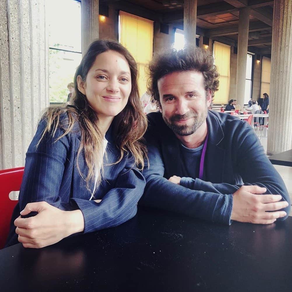 マリオン・コティヤールのインスタグラム：「#repost @cyril_dion ・・・ Nous avons eu une petite visite aujourd’hui à la dernière session de la @conv_citoyenne. Assez émouvant de se retrouver là alors qu’en février 2019 nous portions tous les deux ce projet (élaboré par le collectif des Gilets Citoyens) à l’Elysée à @emmanuelmacron et que nous ne pensions pas vraiment que ça irait au bout. 14 mois plus tard les 150 citoyens sont en train de voter leur plan ce week-end. On sait déjà qu’il sera très ambitieux, qu’il n’a été manipulé par aucun lobby ou membre de gouvernement et il est de plus en plus possible qu’il débouche sur un référendum et un grand projet de loi au parlement. Alors ce n’est pas encore gagné, il reste un long chemin avant de crier victoire, mais déjà aujourd’hui @marioncotillard j’ai envie de célébrer le chemin parcouru ! #conventioncitoyennepourleclimat #powertothepeople」