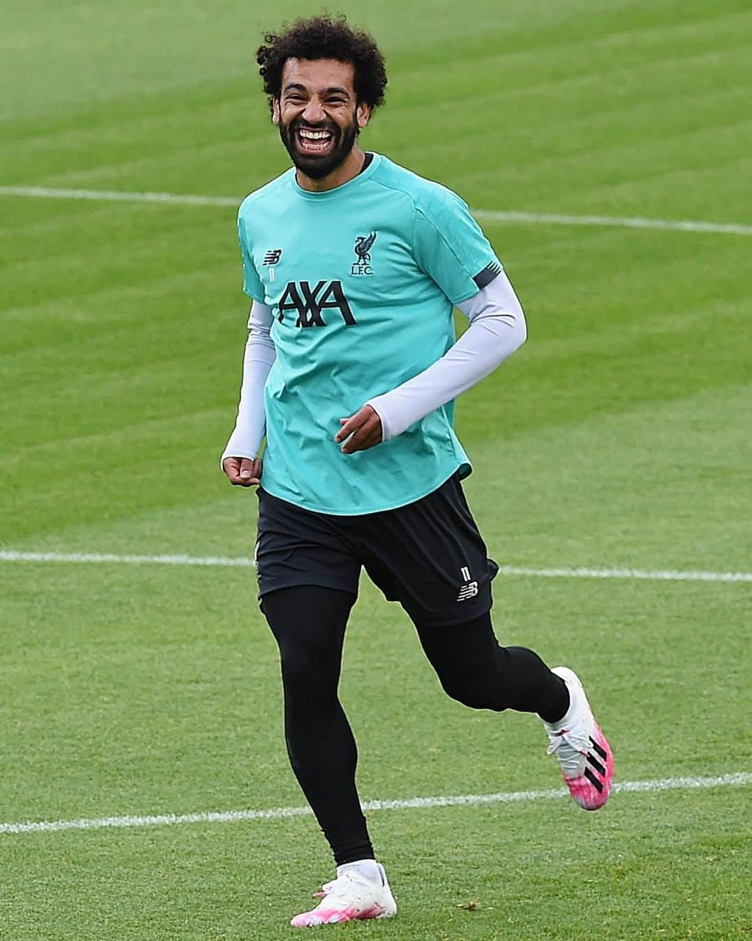 リヴァプールFCさんのインスタグラム写真 - (リヴァプールFCInstagram)「All smiles from Mo 😆😆 #LFC #LiverpoolFC #Liverpool #Training #StaySafe」6月20日 2時35分 - liverpoolfc