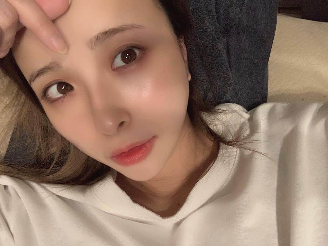 辺見玲菜のインスタグラム：「今日はちゃんと肌のケアした🥱 最近夜中がまた寝れなくなってしまった🥵😡 #深夜逆転 #早く寝ないと #全然眠くない #だからひたすら #YouTubeみてる」