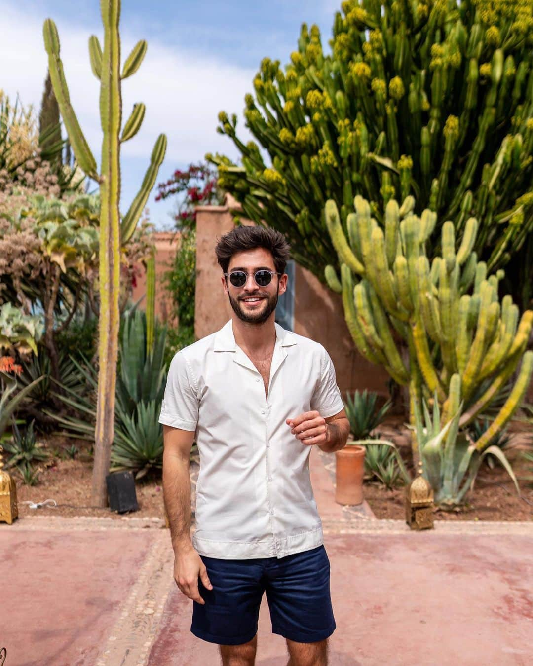 オールバーブラウンさんのインスタグラム写真 - (オールバーブラウンInstagram)「@RSimacourbe wears our Capri collar James Bond Heritage Collection shirt while staying at the @Mo_Marrakech for a special @007 secret mission back in March...Where are you planning to take your OBs? Tap to shop. #007 #OBsAroundTheWorld #OrlebarBrown #DoseOfSun」6月20日 2時41分 - orlebarbrown