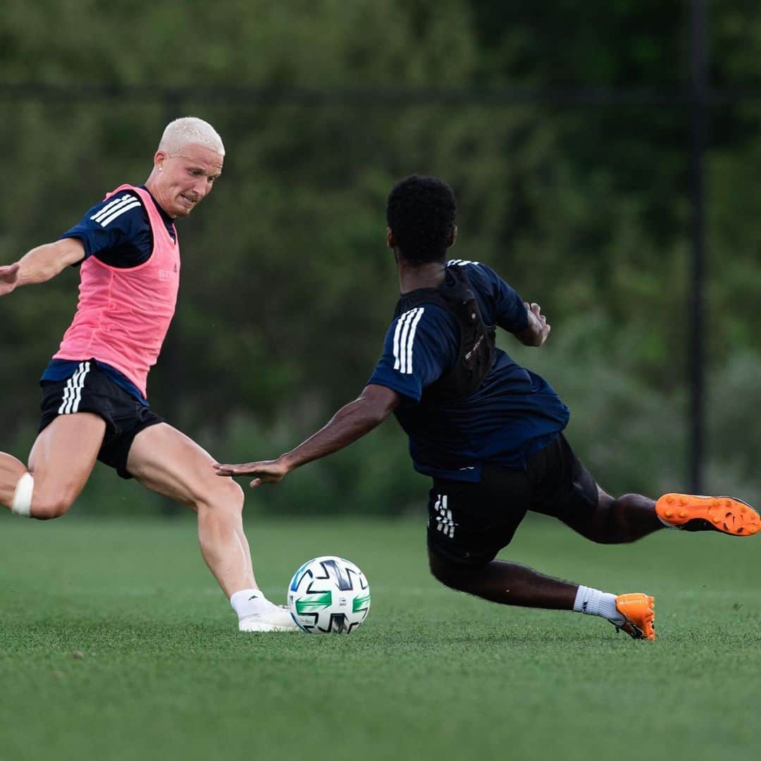 ジェディオン・ゼラレムのインスタグラム：「Good first week of contact training, #MLSisBack」