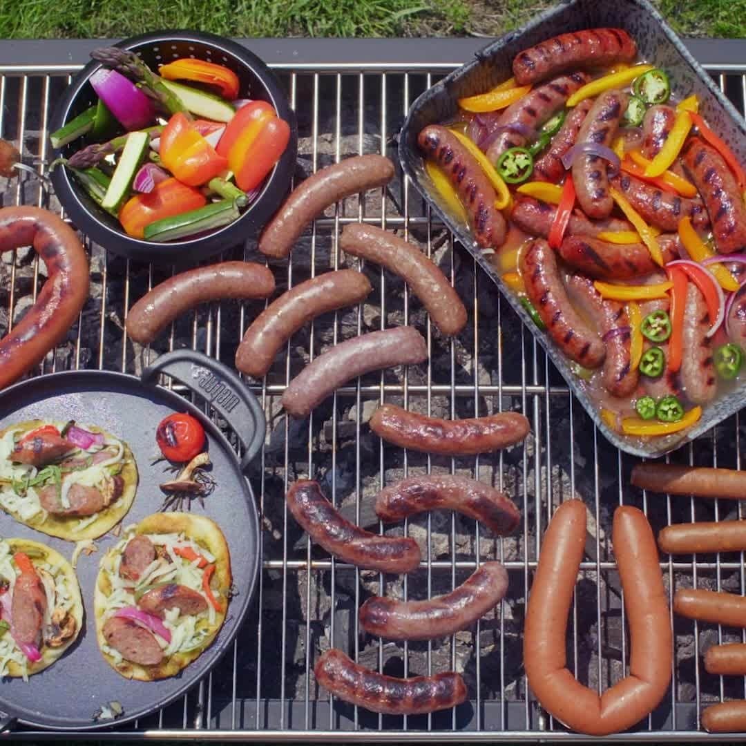 ジョンソンヴィルのインスタグラム：「We'll take #FathersDay with a side of meat.  Show us how you're celebrating Dad at the grill this weekend! Jumpstart the inspiration with some of our favorite grilling recipes at our link in bio #BetterWithSausage #socialdistancingwithsausage」