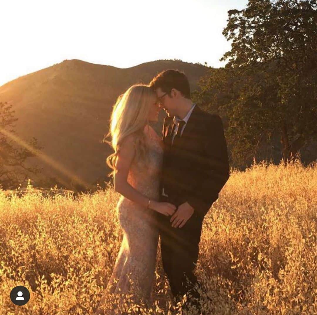 Elle Fowlerさんのインスタグラム写真 - (Elle FowlerInstagram)「Happy 4th anniversary to my Husband and Best Friend🥰 I love you much much too much.」6月20日 2時50分 - missellefowler