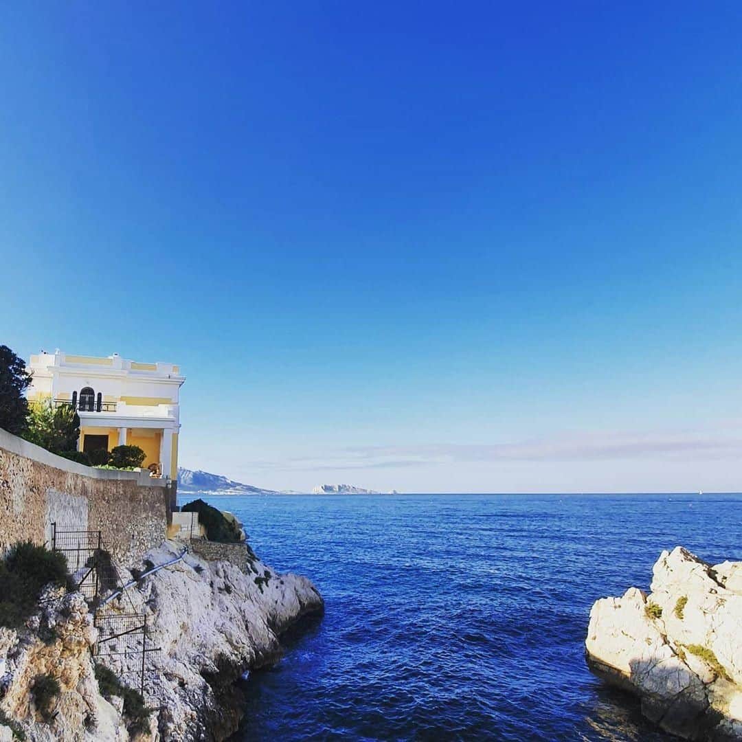 ロクシタンさんのインスタグラム写真 - (ロクシタンInstagram)「All we really want is to be by the sea (with our favorite L'Occitane products of course) 🌊 Leave a 💙 if you agree! #Regram 📸 @marseilleinthebox #LOccitane #Marseille #Provence #SouthofFrance #Mediterranean #VitaminSea #NaturalBeauty #MadeinFrance"」6月20日 3時00分 - loccitane