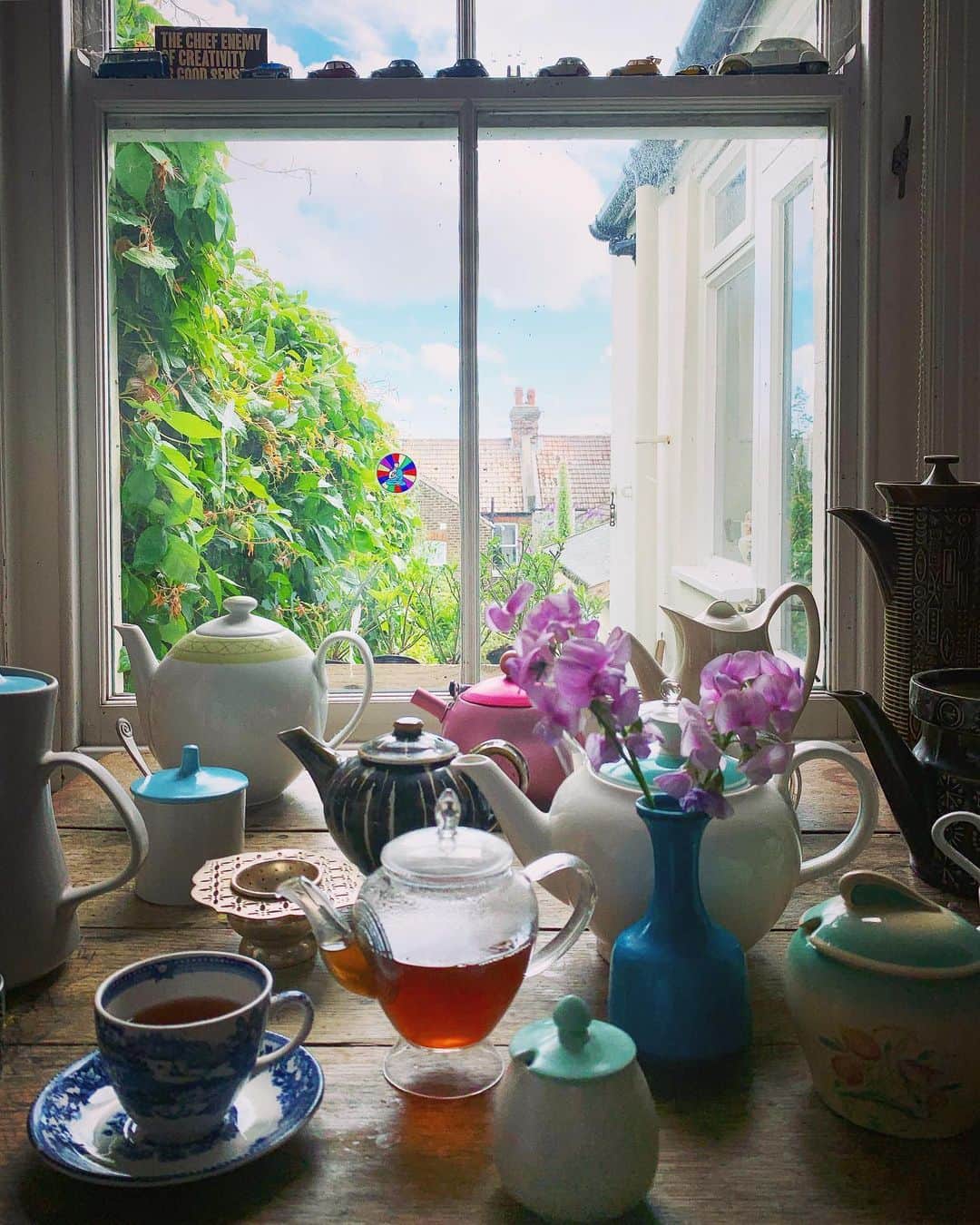 Tea and sittingのインスタグラム：「...I woke up this morning knowing, for the first time in my life, that today was ‘Juneteenth’. I’d actually had to look it up this week as I didn’t know what it was: June 19th, 1865 was the date of African American freedom from enslavement in the U.S.  I also woke up with lots of questions, like why had I never been aware of this holiday before, why haven’t I ever been curious enough to find out what Hip Hop is and also...why don’t I know the real history behind my cup of tea?... And so I’ve spent nearly all day reading about and getting my head around the evil part this country, the UK, has played in destroying and oppressing so many people and their cultures in the name of trade, and in the name of TEA! The rise of tea led to the rise of sugar, which led to mass African enslavement in the Caribbean and because China didn’t want to buy anything from this country in exchange for all the tea we wanted from them, we forced opium ( grown using forced labour in India ) into their economy, which basically made us the biggest drug pushers in the world. When China objected to it and asked us to stop, we used military force against them... As you know, I love a cup of tea, I collect tea cups and tea pots, and loads of my compositions revolve around a cup of tea, but I realised today the importance of acknowledging the real history behind the drink we think of as our heritage...it is stolen heritage, a racist heritage and a heritage steeped in oppression and appropriation of people and their countries for our own economic gain, whilst telling us that these people are not as good as us. @novareidofficial says ‘Get curious’ and now I know why, because if you dare to explore your white history, you find out very quickly that your white, privileged foundation is rotten, reductive and racist to the core. I’m not saying don’t drink tea but I am saying that we all need to acknowledge the horror and pain that people suffered in bringing the treasured drink into our lives. #antiracism」