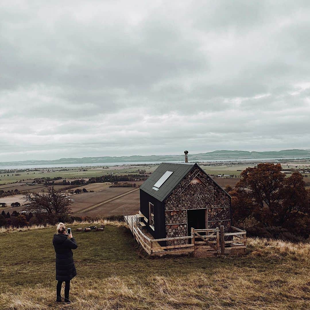 リンジー・シャープのインスタグラム：「Throwback to Wedding venue viewings. Guest list of 3 so far 🥰#willyoubemybridesmaid #bridesquad 👰💙」