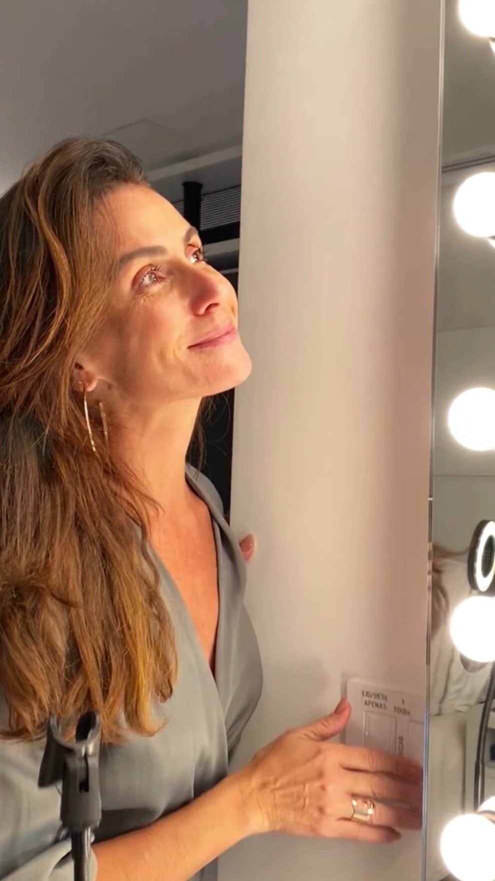 Giovanna Antonelliのインスタグラム：「Olá, pessoal! 💚 Com essa quarentena, to cuidando muito da minha casa e hoje quero mostrar pra vocês o meu cantinho preferido e dar uma dica de como eu limpo ele com @cif.limpadores ! Mas eu também quero saber qual o seu cantinho preferido da sua casa!! Topa postar uma foto desse seu cantinho usando #cantinhobemcuidado???! Vou amar conhecer 💚 #ad」