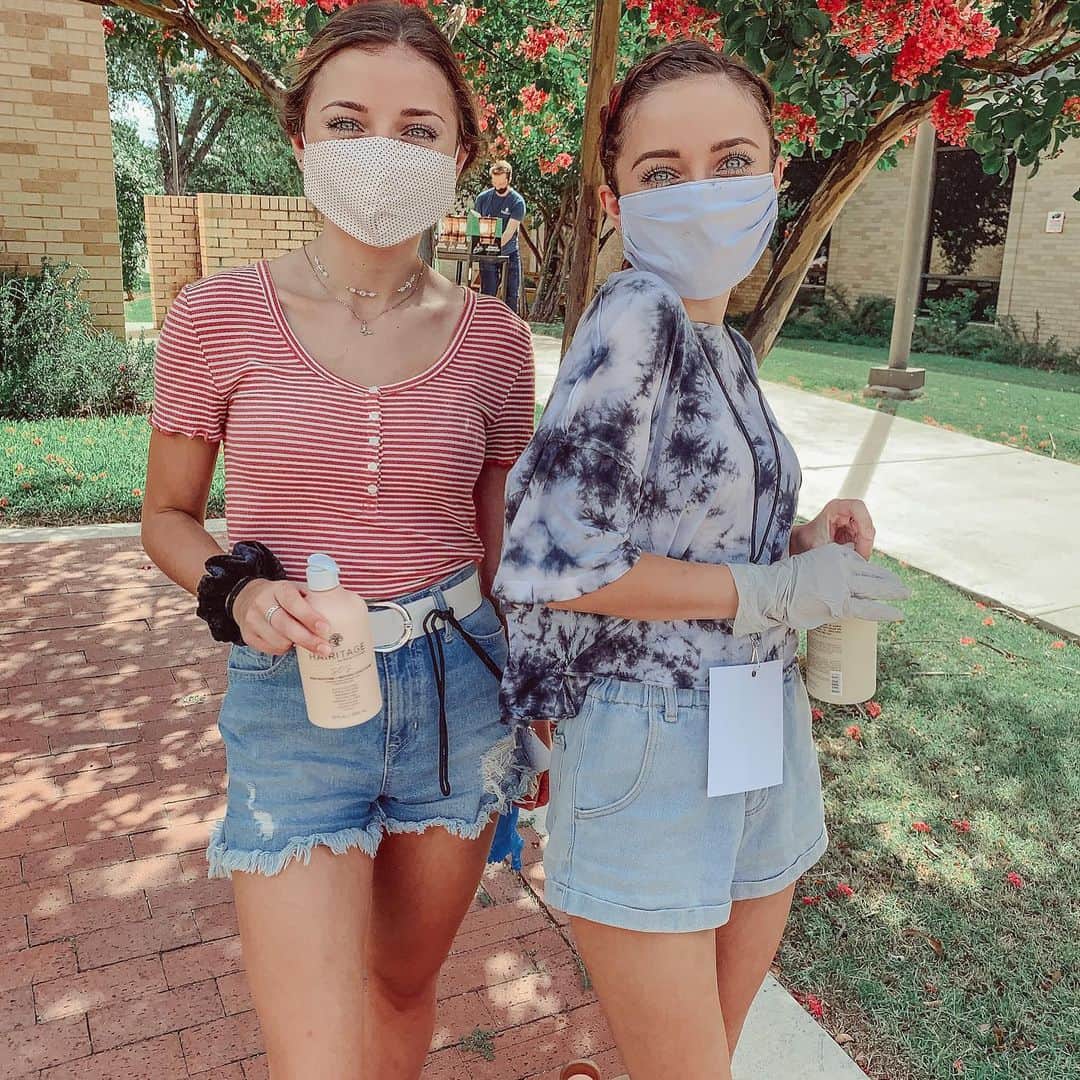 Brooklyn and Baileyさんのインスタグラム写真 - (Brooklyn and BaileyInstagram)「Spending Juneteenth handing out @hairitagebymindy and other food and hygiene kits at the MLK Jr. Community Center in Dallas! #juneteenth」6月20日 2時59分 - brooklynandbailey