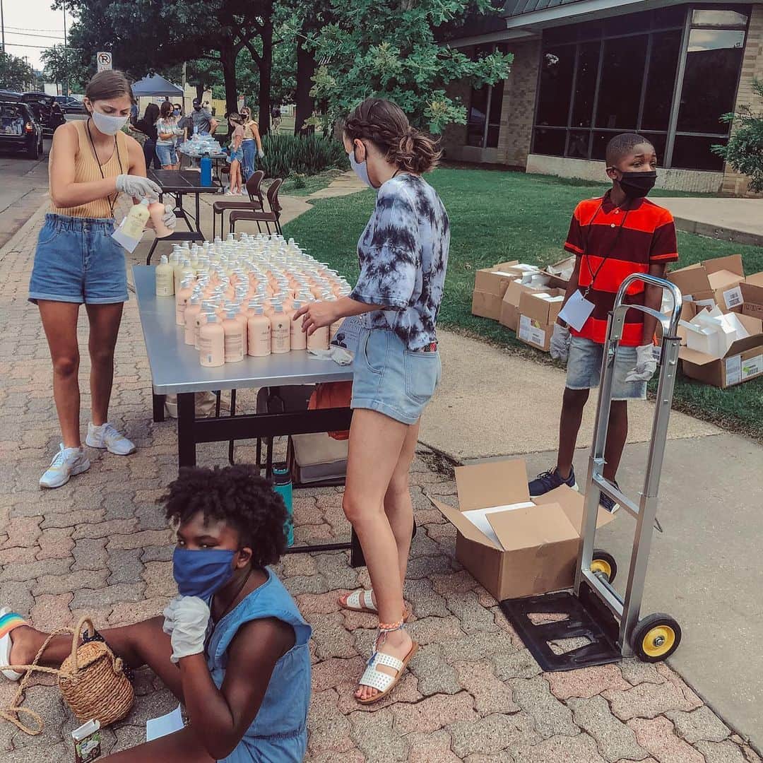 Brooklyn and Baileyさんのインスタグラム写真 - (Brooklyn and BaileyInstagram)「Spending Juneteenth handing out @hairitagebymindy and other food and hygiene kits at the MLK Jr. Community Center in Dallas! #juneteenth」6月20日 2時59分 - brooklynandbailey