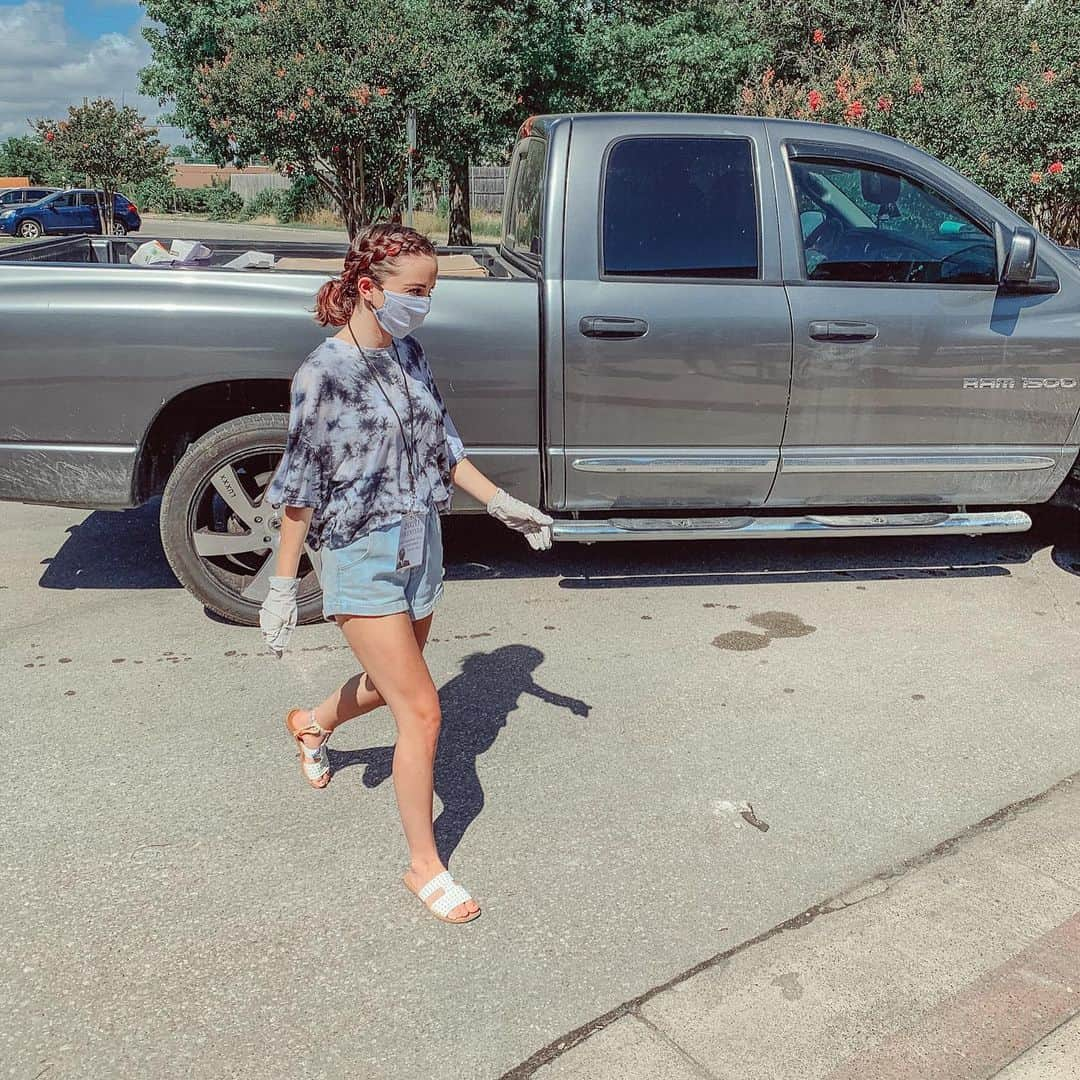 Brooklyn and Baileyさんのインスタグラム写真 - (Brooklyn and BaileyInstagram)「Spending Juneteenth handing out @hairitagebymindy and other food and hygiene kits at the MLK Jr. Community Center in Dallas! #juneteenth」6月20日 2時59分 - brooklynandbailey