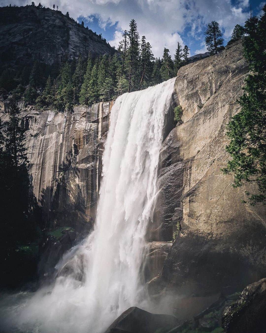 Ricoh Imagingのインスタグラム：「Gorgeous waterfall captured by our #teampentax fan @lightworld_travel using his #pentaxk1.」