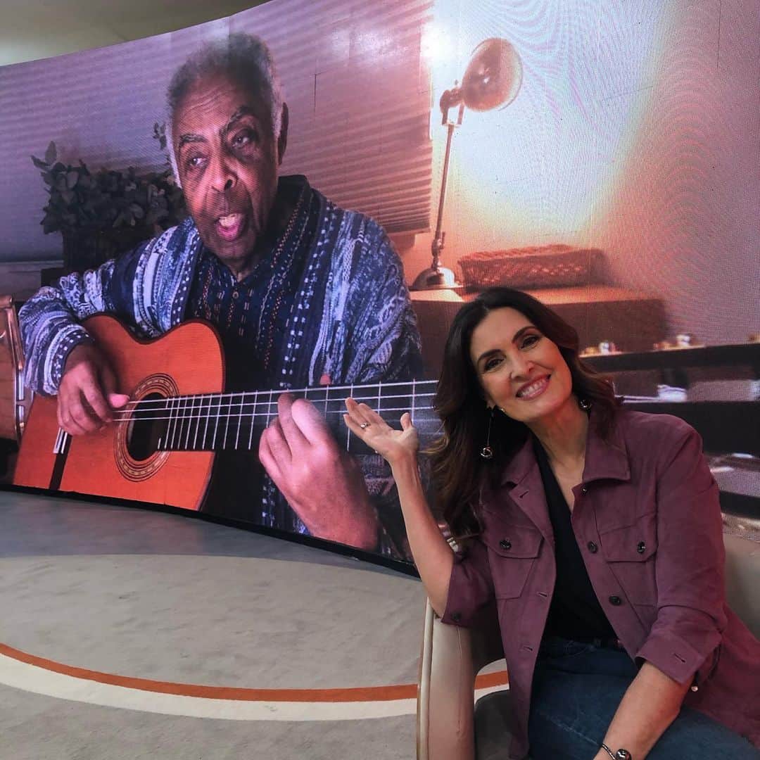ファチマ・ベルナルデスのインスタグラム：「Em tempos de pandemia, nosso sofá passou a ser virtual. Mas, ainda assim, afetuoso, alegre, diverso e acolhedor. Cabe toda gente de bem nele. Fotos dos meus parceiros @curvello_andre e @lucasdireis  #encontrocomfatima」