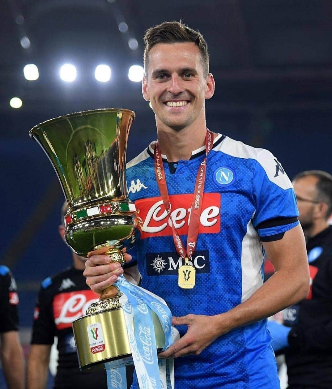 アルカディウシュ・ミリクのインスタグラム：「La gioia per la Coppa vinta rende tutto più bello, pure me 😂😂😂 Happiness for the Cup won, makes everything more beautiful, me too 😂😂😂 Radość po wygranym pucharze sprawia, że wszystko jest piękniejsze. Ja też 😂😂😂」