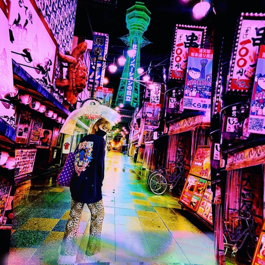 水森依音さんのインスタグラム写真 - (水森依音Instagram)「THE NEW WORLD 🐙🐡🦀 #大阪 #osaka #新世界 #頑張れ大阪 #コロナに負けへんで  drink meさんのスウェットとゴmeシュシュとRumのパンツで浪速感がすごくて嬉しい。」6月20日 3時45分 - ion_mizumori