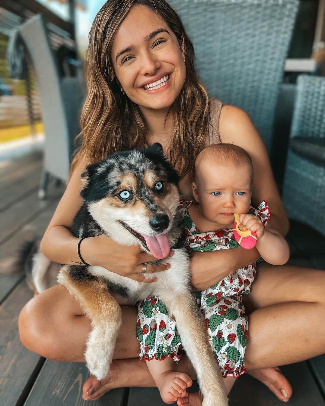 チャチー・ゴンザレスのインスタグラム：「The gangs all here 🥰 Happy Midsummer! Hyvää juhannusta! ☀️My heart is complete. My furry babies are here and little bean girl thinks they are the funniest thing. Our little circus is back in business!」