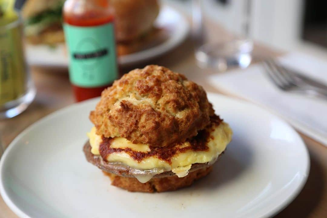 エッグショップさんのインスタグラム写真 - (エッグショップInstagram)「Spicy maple @themeathook sausage, cheddar, harissa, soft scramble, on a house made biscuit!」6月20日 4時41分 - eggshopnyc