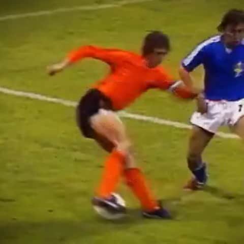ヨハン・クライフのインスタグラム：「🔙 #OTD in 1974, the Cruyff Turn was born! 😍 #CruyffLegacy #CruyffTurn 🎥 @fifaworldcup」