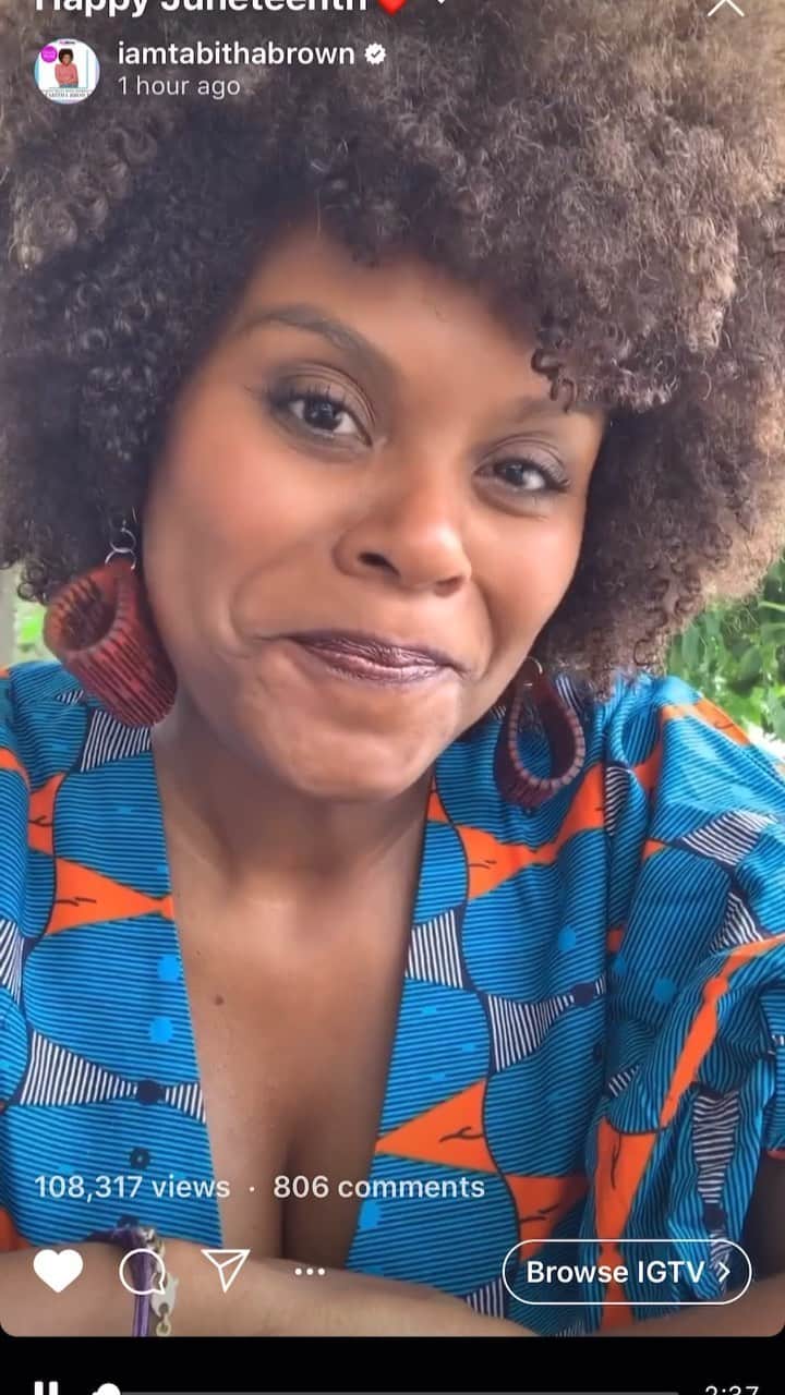 サミー・ハンラティのインスタグラム：「Happy JUNETEENTH! Today we celebrate, we learn, and we educate! I’ve always been a fan of @iamtabithabrown cause we gotta love a kind hearted amazing woman who is also a vegan! WHAT! Today I share this video with you so you can be blessed by the presence of this wonderful soul! Listen to her, follow her, and love her❤️❤️❤️」